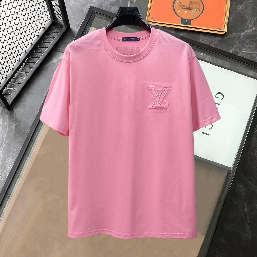NO:849870,LV's high-end version of the top product 2026 spring and summer new debut counter latest short-sleeved round neck T-shirt, high-end customization, avant-garde and fashionable design!  The brand logo is designed with heavy craftsmanship. High-end customized 260g fabric. Soft to the touch. Comfortable to wear. Exquisite stitching at the counter level. Fine workmanship. The upper body effect is incomparably handsome!  A must-have item for men and women alike!  Size S～XXL Please state your height and weight when placing an order. The maximum wearing capacity is 210 pounds (one size larger), Louis Vuitton, T-shirt, tees, t-shirt,19860909LV 高版本顶级货品2026春夏新款首发专柜最新款短袖圆领T恤 高端订制 设计前卫时尚！品牌logo重工艺设计 高端定制260克面料.手感柔软.穿着舒适.专柜级别精致车线.做工精细.上身效果无敌帅气！男女同款情侣必备单品！码数S～XXL下单报身高体重 最大穿210斤(偏大一码),,louis vuitton,T-shirt,tees，t-shirt,,Men's clothing
