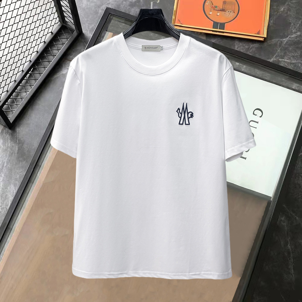 NO:849907,Meng Mouth High Version Top Products 2026 Spring and Summer New Release Counter Latest Short Sleeve Round Neck T-shirt High-end Customized Design Avant-garde Fashion!  The brand logo is designed with heavy craftsmanship. High-end customized 260g fabric. Soft to the touch. Comfortable to wear. Exquisite stitching at the counter level. Fine workmanship. The upper body effect is incomparably handsome!  A must-have item for men and women alike!  Please state your height and weight when placing an order in size S～XXL. Maximum wearing capacity is 210 catties (one size larger), Moncler, T-shirt, tees, t-shirt,19860909蒙口 高版本顶级货品2026春夏新款首发专柜最新款短袖圆领T恤 高端订制 设计前卫时尚！品牌logo重工艺设计 高端定制260克面料.手感柔软.穿着舒适.专柜级别精致车线.做工精细.上身效果无敌帅气！男女同款情侣必备单品！码数S～XXL下单报身高体重 最大穿210斤(偏大一码),,Moncler,T-shirt,tees，t-shirt,,Men's clothing