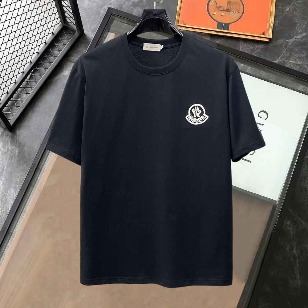 NO:849903,Meng Mouth High Version Top Products 2026 Spring and Summer New Release Counter Latest Short Sleeve Round Neck T-shirt High-end Customized Design Avant-garde Fashion!  The brand logo is designed with heavy craftsmanship. High-end customized 260g fabric. Soft to the touch. Comfortable to wear. Exquisite stitching at the counter level. Fine workmanship. The upper body effect is incomparably handsome!  A must-have item for men and women alike!  Please state your height and weight when placing an order in size S～XXL. Maximum wearing capacity is 210 catties (one size larger), Moncler, T-shirt, tees, t-shirt,19860909蒙口 高版本顶级货品2026春夏新款首发专柜最新款短袖圆领T恤 高端订制 设计前卫时尚！品牌logo重工艺设计 高端定制260克面料.手感柔软.穿着舒适.专柜级别精致车线.做工精细.上身效果无敌帅气！男女同款情侣必备单品！码数S～XXL下单报身高体重 最大穿210斤(偏大一码),,Moncler,T-shirt,tees，t-shirt,,Men's clothing
