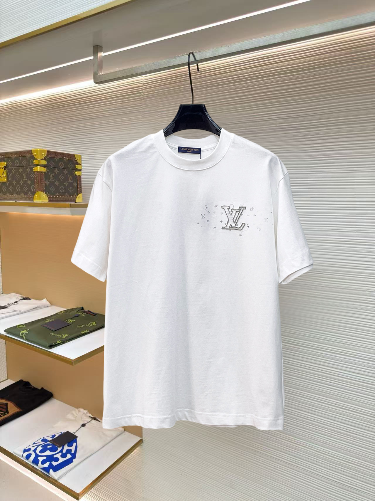 NO:859754,LV's high-end version of the top product 2026 spring and summer new debut counter latest short-sleeved round neck T-shirt, high-end customization, avant-garde and fashionable design!  The brand logo is designed with heavy craftsmanship. High-end customized 260g fabric. Soft to the touch. Comfortable to wear. Exquisite stitching at the counter level. Fine workmanship. The upper body effect is incomparably handsome!  A must-have item for men and women alike!  Size S～XXL Please state your height and weight when placing an order. The maximum wearing capacity is 210 pounds (one size larger), Louis Vuitton, T-shirt, tees, t-shirt,19860909LV 高版本顶级货品2026春夏新款首发专柜最新款短袖圆领T恤 高端订制 设计前卫时尚！品牌logo重工艺设计 高端定制260克面料.手感柔软.穿着舒适.专柜级别精致车线.做工精细.上身效果无敌帅气！男女同款情侣必备单品！码数S～XXL下单报身高体重 最大穿210斤(偏大一码),,louis vuitton,T-shirt,tees，t-shirt,,Men's clothing