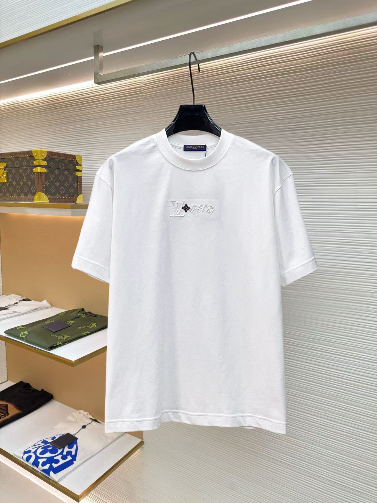 NO:859661,LV's high-end version of the top product 2026 spring and summer new debut counter latest short-sleeved round neck T-shirt, high-end customization, avant-garde and fashionable design!  The brand logo is designed with heavy craftsmanship. High-end customized 260g fabric. Soft to the touch. Comfortable to wear. Exquisite stitching at the counter level. Fine workmanship. The upper body effect is incomparably handsome!  A must-have item for men and women alike!  Size S～XXL Please state your height and weight when placing an order. The maximum wearing capacity is 210 pounds (one size larger), Louis Vuitton, T-shirt, tees, t-shirt,19860909LV 高版本顶级货品2026春夏新款首发专柜最新款短袖圆领T恤 高端订制 设计前卫时尚！品牌logo重工艺设计 高端定制260克面料.手感柔软.穿着舒适.专柜级别精致车线.做工精细.上身效果无敌帅气！男女同款情侣必备单品！码数S～XXL下单报身高体重 最大穿210斤(偏大一码),,louis vuitton,T-shirt,tees，t-shirt,,Men's clothing