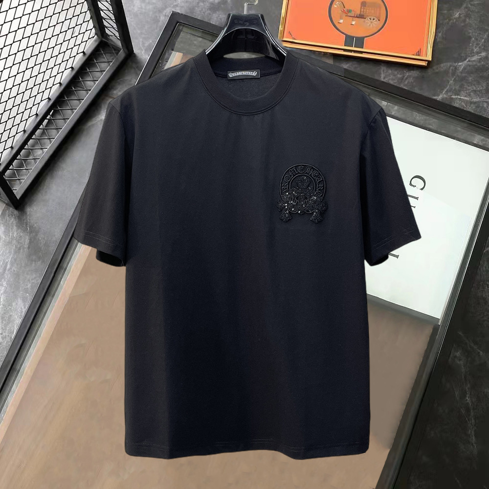 NO:849874,Crow Heart's high-end top-quality goods 2026 spring and summer new debut counter latest short-sleeved round-neck T-shirt, high-end custom design, avant-garde and fashionable!  The brand logo is designed with heavy craftsmanship. High-end customized 260g fabric. Soft to the touch. Comfortable to wear. Exquisite stitching at the counter level. Fine workmanship. The upper body effect is incomparably handsome!  A must-have item for men and women alike!  Size S～XXL When placing an order, please state your height and weight. Maximum wearing capacity is 210 pounds (one size larger), chrome hearts, T-shirt, tees, t-shirt,19860909克罗心 高版本顶级货品2026春夏新款首发专柜最新款短袖圆领T恤 高端订制 设计前卫时尚！品牌logo重工艺设计 高端定制260克面料.手感柔软.穿着舒适.专柜级别精致车线.做工精细.上身效果无敌帅气！男女同款情侣必备单品！码数S～XXL下单报身高体重 最大穿210斤(偏大一码),,chrome hearts,T-shirt,tees，t-shirt,,Men's clothing