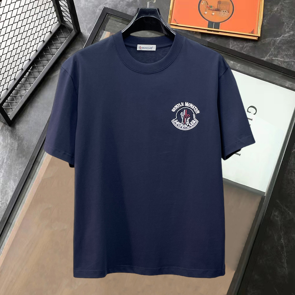NO:849876,Meng Mouth High Version Top Products 2026 Spring and Summer New Release Counter Latest Short Sleeve Round Neck T-shirt High-end Customized Design Avant-garde Fashion!  The brand logo is designed with heavy craftsmanship. High-end customized 260g fabric. Soft to the touch. Comfortable to wear. Exquisite stitching at the counter level. Fine workmanship. The upper body effect is incomparably handsome!  A must-have item for men and women alike!  Please state your height and weight when placing an order in size S～XXL. Maximum wearing capacity is 210 catties (one size larger), Moncler, T-shirt, tees, t-shirt,19860909蒙口 高版本顶级货品2026春夏新款首发专柜最新款短袖圆领T恤 高端订制 设计前卫时尚！品牌logo重工艺设计 高端定制260克面料.手感柔软.穿着舒适.专柜级别精致车线.做工精细.上身效果无敌帅气！男女同款情侣必备单品！码数S～XXL下单报身高体重 最大穿210斤(偏大一码),,Moncler,T-shirt,tees，t-shirt,,Men's clothing