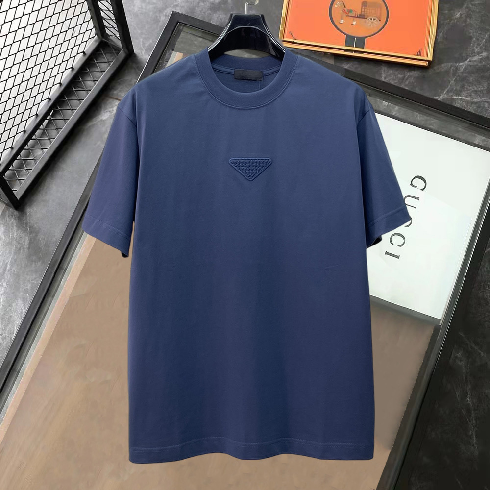 NO:849878,Prada's high-end version of top-quality goods 2026 spring and summer new debut counter latest short-sleeved round-neck T-shirt, high-end customization, avant-garde and fashionable design!  The brand logo is designed with heavy craftsmanship. High-end customized 260g fabric. Soft to the touch. Comfortable to wear. Exquisite stitching at the counter level. Fine workmanship. The upper body effect is incomparably handsome!  A must-have item for men and women alike!  Please state your height and weight when placing an order in sizes S～XXL. Maximum wearing capacity is 210 catties (one size larger), prada, T-shirt, tees, t-shirt,19860909普拉达 高版本顶级货品2026春夏新款首发专柜最新款短袖圆领T恤 高端订制 设计前卫时尚！品牌logo重工艺设计 高端定制260克面料.手感柔软.穿着舒适.专柜级别精致车线.做工精细.上身效果无敌帅气！男女同款情侣必备单品！码数S～XXL下单报身高体重 最大穿210斤(偏大一码),,prada,T-shirt,tees，t-shirt,,Men's clothing