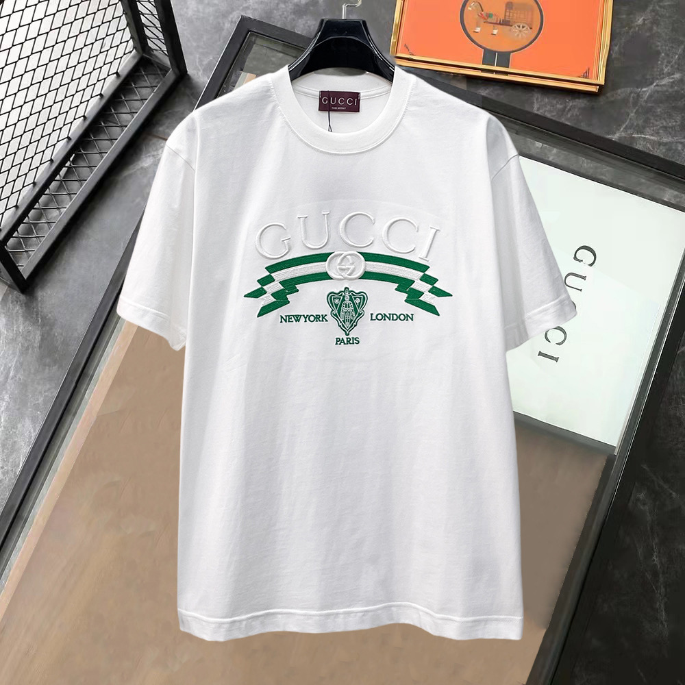 NO:849909,Gucci's high-end top-quality goods, 2026 spring and summer new models, the latest short-sleeved round neck T-shirts at the first counter, high-end customization, avant-garde and fashionable designs!  The brand logo is designed with heavy craftsmanship. High-end customized 260g fabric. Soft to the touch. Comfortable to wear. Exquisite stitching at the counter level. Fine workmanship. The upper body effect is incomparably handsome!  A must-have item for men and women alike!  Please state your height and weight when placing an order in sizes S to XXL. The maximum wearing capacity is 210 pounds (one size larger), T-shirt, tees, t-shirt,19860909古奇 高版本顶级货品2026春夏新款首发专柜最新款短袖圆领T恤 高端订制 设计前卫时尚！品牌logo重工艺设计 高端定制260克面料.手感柔软.穿着舒适.专柜级别精致车线.做工精细.上身效果无敌帅气！男女同款情侣必备单品！码数S～XXL下单报身高体重 最大穿210斤(偏大一码),,T-shirt,tees，t-shirt,,Men's clothing