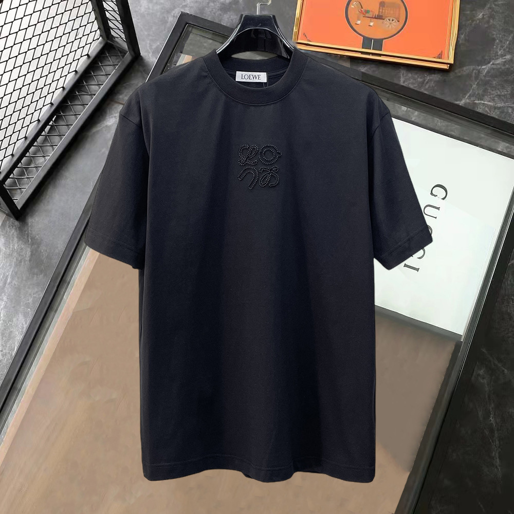 NO:849901,Luo Yiwei's high-end top product 2026 spring and summer new debut counter latest short-sleeved round neck T-shirt high-end custom design avant-garde fashion!  The brand logo is designed with heavy craftsmanship. High-end customized 260g fabric. Soft to the touch. Comfortable to wear. Exquisite stitching at the counter level. Fine workmanship. The upper body effect is incomparably handsome!  A must-have item for men and women alike!  Size S～XXL When placing an order, please state your height and weight. The maximum wearing capacity is 210 pounds (one size larger), loewe, T-shirt, tees, t-shirt,19860909罗意威 高版本顶级货品2026春夏新款首发专柜最新款短袖圆领T恤 高端订制 设计前卫时尚！品牌logo重工艺设计 高端定制260克面料.手感柔软.穿着舒适.专柜级别精致车线.做工精细.上身效果无敌帅气！男女同款情侣必备单品！码数S～XXL下单报身高体重 最大穿210斤(偏大一码),,loewe,T-shirt,tees，t-shirt,,Men's clothing