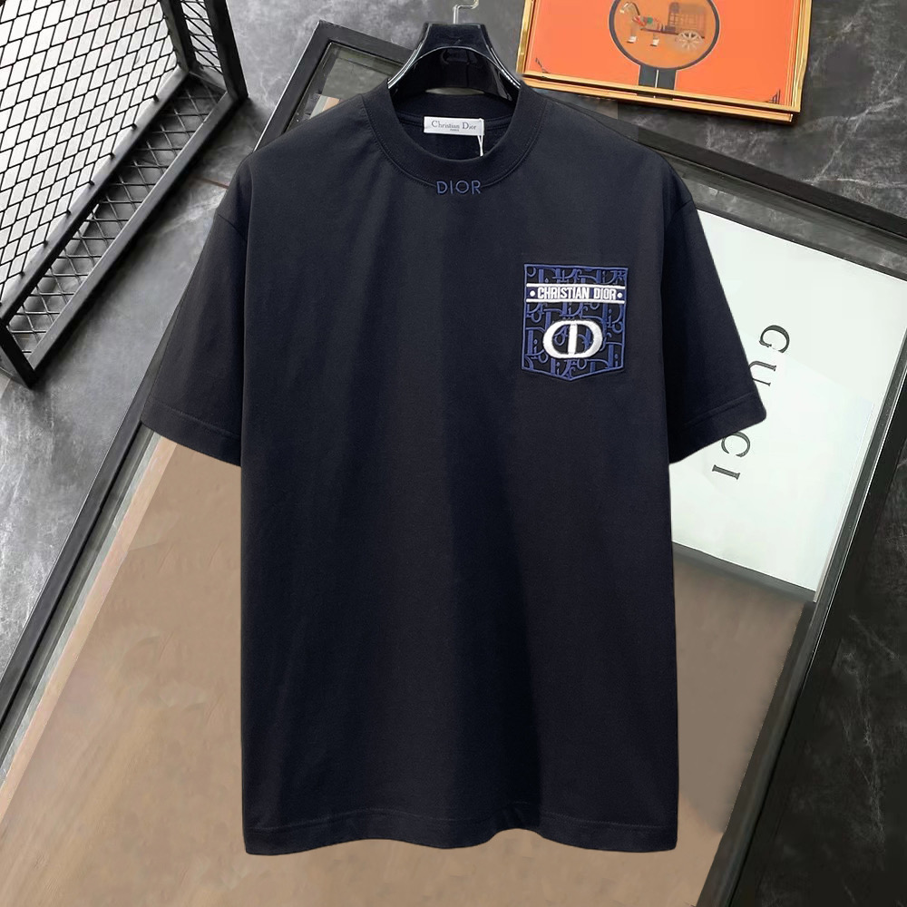 NO:849899,Dior's high-end version of top-quality goods 2026 spring and summer new debut counter latest short-sleeved round-neck T-shirt, high-end custom design, avant-garde and fashionable!  The brand logo is designed with heavy craftsmanship. High-end customized 260g fabric. Soft to the touch. Comfortable to wear. Exquisite stitching at the counter level. Fine workmanship. The upper body effect is incomparably handsome!  A must-have item for men and women alike!  Please state your height and weight when placing an order in sizes S to XXL. The maximum wearing capacity is 210 pounds (one size larger), dior, T-shirt, tees, t-shirt,19860909迪奥 高版本顶级货品2026春夏新款首发专柜最新款短袖圆领T恤 高端订制 设计前卫时尚！品牌logo重工艺设计 高端定制260克面料.手感柔软.穿着舒适.专柜级别精致车线.做工精细.上身效果无敌帅气！男女同款情侣必备单品！码数S～XXL下单报身高体重 最大穿210斤(偏大一码),,dior,T-shirt,tees，t-shirt,,Men's clothing