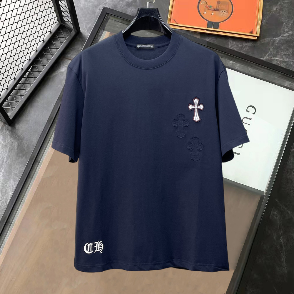 NO:849880,Crow Heart's high-end top-quality goods 2026 spring and summer new debut counter latest short-sleeved round-neck T-shirt, high-end custom design, avant-garde and fashionable!  The brand logo is designed with heavy craftsmanship. High-end customized 260g fabric. Soft to the touch. Comfortable to wear. Exquisite stitching at the counter level. Fine workmanship. The upper body effect is incomparably handsome!  A must-have item for men and women alike!  Size S～XXL When placing an order, please state your height and weight. Maximum wearing capacity is 210 pounds (one size larger), chrome hearts, T-shirt, tees, t-shirt,19860909克罗心 高版本顶级货品2026春夏新款首发专柜最新款短袖圆领T恤 高端订制 设计前卫时尚！品牌logo重工艺设计 高端定制260克面料.手感柔软.穿着舒适.专柜级别精致车线.做工精细.上身效果无敌帅气！男女同款情侣必备单品！码数S～XXL下单报身高体重 最大穿210斤(偏大一码),,chrome hearts,T-shirt,tees，t-shirt,,Men's clothing