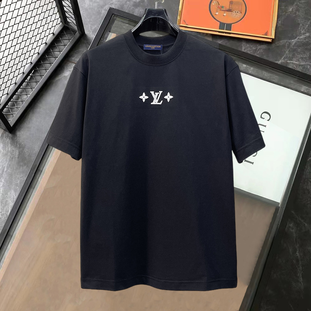 NO:849897,LV's high-end version of the top product 2026 spring and summer new debut counter latest short-sleeved round neck T-shirt, high-end customization, avant-garde and fashionable design!  The brand logo is designed with heavy craftsmanship. High-end customized 260g fabric. Soft to the touch. Comfortable to wear. Exquisite stitching at the counter level. Fine workmanship. The upper body effect is incomparably handsome!  A must-have item for men and women alike!  Size S～XXL Please state your height and weight when placing an order. The maximum wearing capacity is 210 pounds (one size larger), Louis Vuitton, T-shirt, tees, t-shirt,19860909LV 高版本顶级货品2026春夏新款首发专柜最新款短袖圆领T恤 高端订制 设计前卫时尚！品牌logo重工艺设计 高端定制260克面料.手感柔软.穿着舒适.专柜级别精致车线.做工精细.上身效果无敌帅气！男女同款情侣必备单品！码数S～XXL下单报身高体重 最大穿210斤(偏大一码),,louis vuitton,T-shirt,tees，t-shirt,,Men's clothing