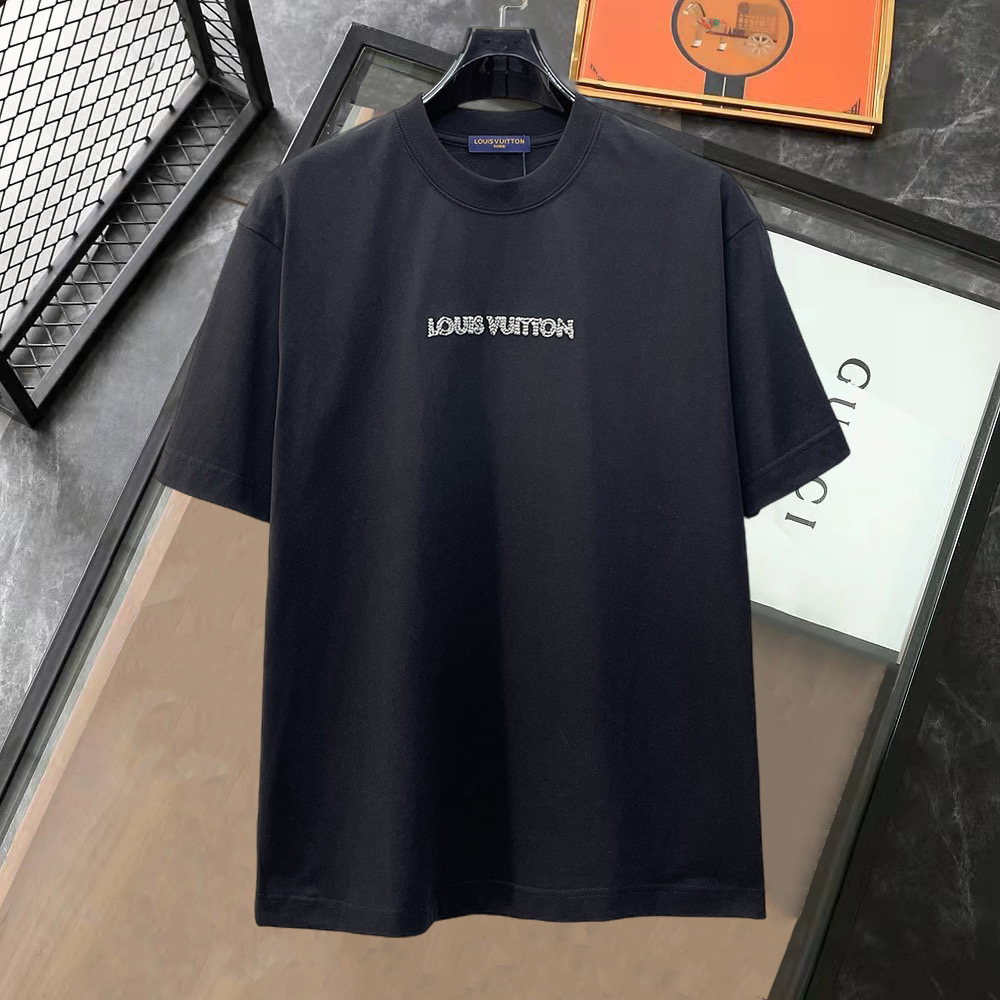 NO:849882,LV's high-end version of the top product 2026 spring and summer new debut counter latest short-sleeved round neck T-shirt, high-end customization, avant-garde and fashionable design!  The brand logo is designed with heavy craftsmanship. High-end customized 260g fabric. Soft to the touch. Comfortable to wear. Exquisite stitching at the counter level. Fine workmanship. The upper body effect is incomparably handsome!  A must-have item for men and women alike!  Size S～XXL Please state your height and weight when placing an order. The maximum wearing capacity is 210 pounds (one size larger), Louis Vuitton, T-shirt, tees, t-shirt,19860909LV 高版本顶级货品2026春夏新款首发专柜最新款短袖圆领T恤 高端订制 设计前卫时尚！品牌logo重工艺设计 高端定制260克面料.手感柔软.穿着舒适.专柜级别精致车线.做工精细.上身效果无敌帅气！男女同款情侣必备单品！码数S～XXL下单报身高体重 最大穿210斤(偏大一码),,louis vuitton,T-shirt,tees，t-shirt,,Men's clothing