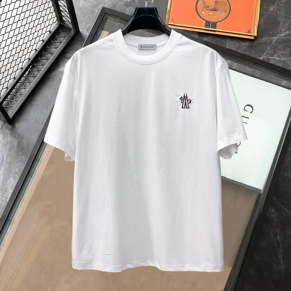 NO:849886,Meng Mouth High Version Top Products 2026 Spring and Summer New Release Counter Latest Short Sleeve Round Neck T-shirt High-end Customized Design Avant-garde Fashion!  The brand logo is designed with heavy craftsmanship. High-end customized 260g fabric. Soft to the touch. Comfortable to wear. Exquisite stitching at the counter level. Fine workmanship. The upper body effect is incomparably handsome!  A must-have item for men and women alike!  Please state your height and weight when placing an order in size S～XXL. Maximum wearing capacity is 210 catties (one size larger), Moncler, T-shirt, tees, t-shirt,19860909蒙口 高版本顶级货品2026春夏新款首发专柜最新款短袖圆领T恤 高端订制 设计前卫时尚！品牌logo重工艺设计 高端定制260克面料.手感柔软.穿着舒适.专柜级别精致车线.做工精细.上身效果无敌帅气！男女同款情侣必备单品！码数S～XXL下单报身高体重 最大穿210斤(偏大一码),,Moncler,T-shirt,tees，t-shirt,,Men's clothing