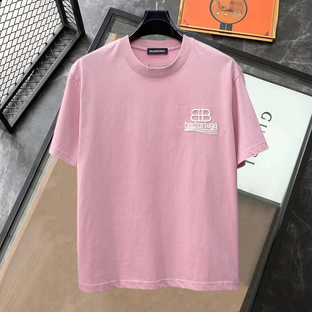NO:849888,Balenciaga's high-end version of top-notch products 2026 spring and summer new debut counter, the latest short-sleeved round-neck T-shirt, high-end custom design, avant-garde and fashionable!  The brand logo is designed with heavy craftsmanship. High-end customized 260g fabric. Soft to the touch. Comfortable to wear. Exquisite stitching at the counter level. Fine workmanship. The upper body effect is incomparably handsome!  A must-have item for men and women alike!  Please state your height and weight when placing an order in sizes S～XXL. The maximum wearing capacity is 210 pounds (one size larger), balenciaga, T-shirt, tees, t-shirt,19860909巴黎世家 高版本顶级货品2026春夏新款首发专柜最新款短袖圆领T恤 高端订制 设计前卫时尚！品牌logo重工艺设计 高端定制260克面料.手感柔软.穿着舒适.专柜级别精致车线.做工精细.上身效果无敌帅气！男女同款情侣必备单品！码数S～XXL下单报身高体重 最大穿210斤(偏大一码),,balenciaga,T-shirt,tees，t-shirt,,Men's clothing
