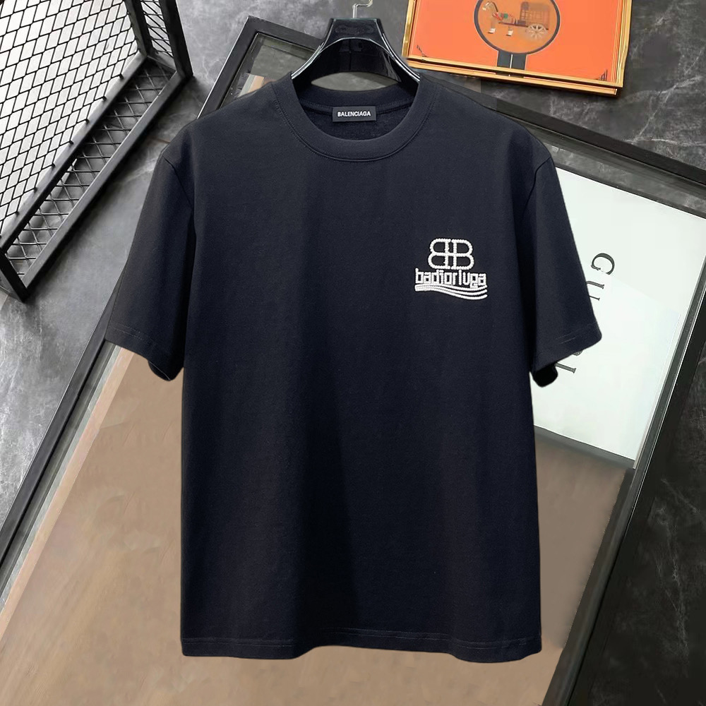 NO:849883,Balenciaga's high-end version of top-notch products 2026 spring and summer new debut counter, the latest short-sleeved round-neck T-shirt, high-end custom design, avant-garde and fashionable!  The brand logo is designed with heavy craftsmanship. High-end customized 260g fabric. Soft to the touch. Comfortable to wear. Exquisite stitching at the counter level. Fine workmanship. The upper body effect is incomparably handsome!  A must-have item for men and women alike!  Please state your height and weight when placing an order in sizes S～XXL. The maximum wearing capacity is 210 pounds (one size larger), balenciaga, T-shirt, tees, t-shirt,19860909巴黎世家 高版本顶级货品2026春夏新款首发专柜最新款短袖圆领T恤 高端订制 设计前卫时尚！品牌logo重工艺设计 高端定制260克面料.手感柔软.穿着舒适.专柜级别精致车线.做工精细.上身效果无敌帅气！男女同款情侣必备单品！码数S～XXL下单报身高体重 最大穿210斤(偏大一码),,balenciaga,T-shirt,tees，t-shirt,,Men's clothing