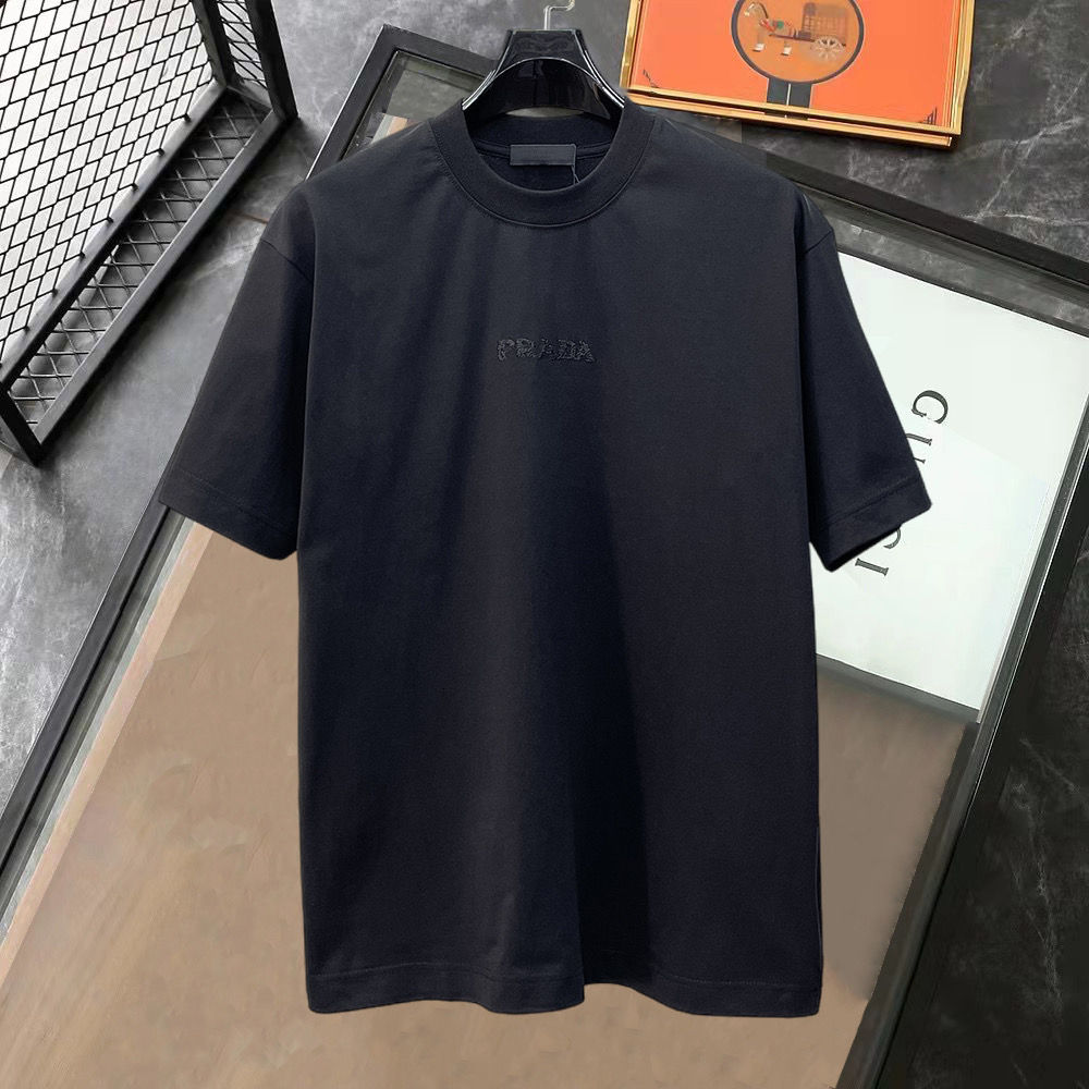 NO:849895,Prada's high-end version of top-quality goods 2026 spring and summer new debut counter latest short-sleeved round-neck T-shirt, high-end customization, avant-garde and fashionable design!  The brand logo is designed with heavy craftsmanship. High-end customized 260g fabric. Soft to the touch. Comfortable to wear. Exquisite stitching at the counter level. Fine workmanship. The upper body effect is incomparably handsome!  A must-have item for men and women alike!  Please state your height and weight when placing an order in sizes S～XXL. Maximum wearing capacity is 210 catties (one size larger), prada, T-shirt, tees, t-shirt,19860909普拉达 高版本顶级货品2026春夏新款首发专柜最新款短袖圆领T恤 高端订制 设计前卫时尚！品牌logo重工艺设计 高端定制260克面料.手感柔软.穿着舒适.专柜级别精致车线.做工精细.上身效果无敌帅气！男女同款情侣必备单品！码数S～XXL下单报身高体重 最大穿210斤(偏大一码),,prada,T-shirt,tees，t-shirt,,Men's clothing