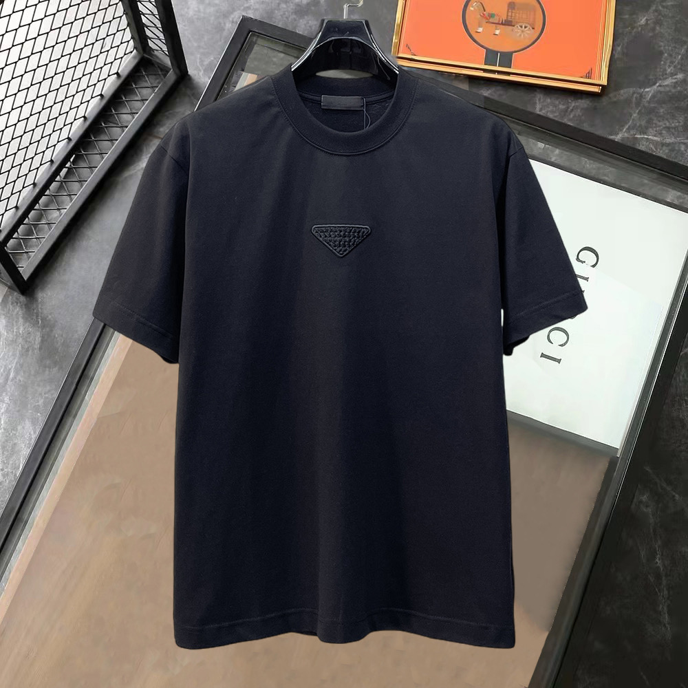 NO:849881,Prada's high-end version of top-quality goods 2026 spring and summer new debut counter latest short-sleeved round-neck T-shirt, high-end customization, avant-garde and fashionable design!  The brand logo is designed with heavy craftsmanship. High-end customized 260g fabric. Soft to the touch. Comfortable to wear. Exquisite stitching at the counter level. Fine workmanship. The upper body effect is incomparably handsome!  A must-have item for men and women alike!  Please state your height and weight when placing an order in sizes S～XXL. Maximum wearing capacity is 210 catties (one size larger), prada, T-shirt, tees, t-shirt,19860909普拉达 高版本顶级货品2026春夏新款首发专柜最新款短袖圆领T恤 高端订制 设计前卫时尚！品牌logo重工艺设计 高端定制260克面料.手感柔软.穿着舒适.专柜级别精致车线.做工精细.上身效果无敌帅气！男女同款情侣必备单品！码数S～XXL下单报身高体重 最大穿210斤(偏大一码),,prada,T-shirt,tees，t-shirt,,Men's clothing