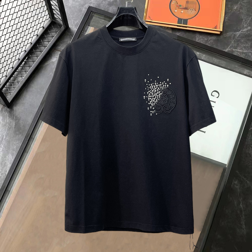NO:849885,Crow Heart's high-end top-quality goods 2026 spring and summer new debut counter latest short-sleeved round-neck T-shirt, high-end custom design, avant-garde and fashionable!  The brand logo is designed with heavy craftsmanship. High-end customized 260g fabric. Soft to the touch. Comfortable to wear. Exquisite stitching at the counter level. Fine workmanship. The upper body effect is incomparably handsome!  A must-have item for men and women alike!  Size S～XXL When placing an order, please state your height and weight. Maximum wearing capacity is 210 pounds (one size larger), chrome hearts, T-shirt, tees, t-shirt,19860909克罗心 高版本顶级货品2026春夏新款首发专柜最新款短袖圆领T恤 高端订制 设计前卫时尚！品牌logo重工艺设计 高端定制260克面料.手感柔软.穿着舒适.专柜级别精致车线.做工精细.上身效果无敌帅气！男女同款情侣必备单品！码数S～XXL下单报身高体重 最大穿210斤(偏大一码),,chrome hearts,T-shirt,tees，t-shirt,,Men's clothing