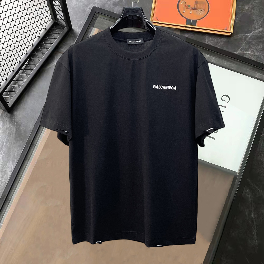 NO:849891,Balenciaga's high-end version of top-notch products 2026 spring and summer new debut counter, the latest short-sleeved round-neck T-shirt, high-end custom design, avant-garde and fashionable!  The brand logo is designed with heavy craftsmanship. High-end customized 260g fabric. Soft to the touch. Comfortable to wear. Exquisite stitching at the counter level. Fine workmanship. The upper body effect is incomparably handsome!  A must-have item for men and women alike!  Please state your height and weight when placing an order in sizes S～XXL. The maximum wearing capacity is 210 pounds (one size larger), balenciaga, T-shirt, tees, t-shirt,19860909巴黎世家 高版本顶级货品2026春夏新款首发专柜最新款短袖圆领T恤 高端订制 设计前卫时尚！品牌logo重工艺设计 高端定制260克面料.手感柔软.穿着舒适.专柜级别精致车线.做工精细.上身效果无敌帅气！男女同款情侣必备单品！码数S～XXL下单报身高体重 最大穿210斤(偏大一码),,balenciaga,T-shirt,tees，t-shirt,,Men's clothing