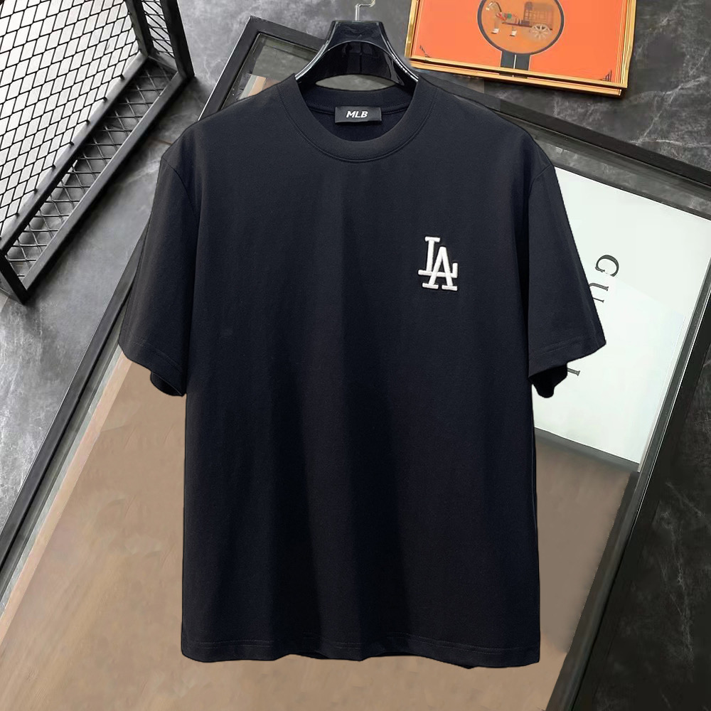 NO:849892,LV's high-end version of the top product 2026 spring and summer new debut counter latest short-sleeved round neck T-shirt, high-end customization, avant-garde and fashionable design!  The brand logo is designed with heavy craftsmanship. High-end customized 260g fabric. Soft to the touch. Comfortable to wear. Exquisite stitching at the counter level. Fine workmanship. The upper body effect is incomparably handsome!  A must-have item for men and women alike!  Size S～XXL Please state your height and weight when placing an order. The maximum wearing capacity is 210 pounds (one size larger), Louis Vuitton, T-shirt, tees, t-shirt,19860909LV 高版本顶级货品2026春夏新款首发专柜最新款短袖圆领T恤 高端订制 设计前卫时尚！品牌logo重工艺设计 高端定制260克面料.手感柔软.穿着舒适.专柜级别精致车线.做工精细.上身效果无敌帅气！男女同款情侣必备单品！码数S～XXL下单报身高体重 最大穿210斤(偏大一码),,louis vuitton,T-shirt,tees，t-shirt,,Men's clothing
