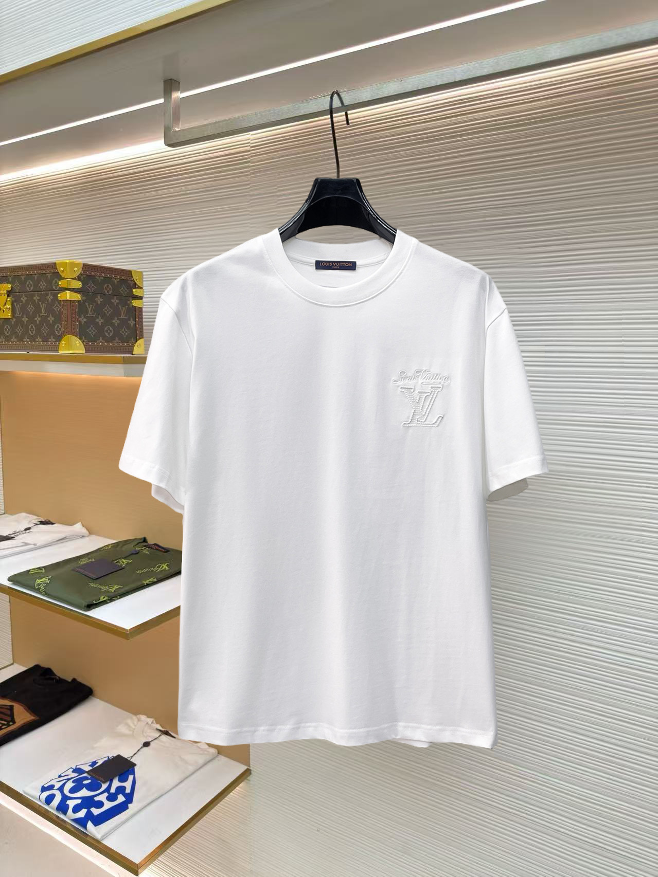 NO:859691,LV's high-end version of the top product 2026 spring and summer new debut counter latest short-sleeved round neck T-shirt, high-end customization, avant-garde and fashionable design!  The brand logo is designed with heavy craftsmanship. High-end customized 260g fabric. Soft to the touch. Comfortable to wear. Exquisite stitching at the counter level. Fine workmanship. The upper body effect is incomparably handsome!  A must-have item for men and women alike!  Size S～XXL Please state your height and weight when placing an order. The maximum wearing capacity is 210 pounds (one size larger), Louis Vuitton, T-shirt, tees, t-shirt,19860909LV 高版本顶级货品2026春夏新款首发专柜最新款短袖圆领T恤 高端订制 设计前卫时尚！品牌logo重工艺设计 高端定制260克面料.手感柔软.穿着舒适.专柜级别精致车线.做工精细.上身效果无敌帅气！男女同款情侣必备单品！码数S～XXL下单报身高体重 最大穿210斤(偏大一码),,louis vuitton,T-shirt,tees，t-shirt,,Men's clothing