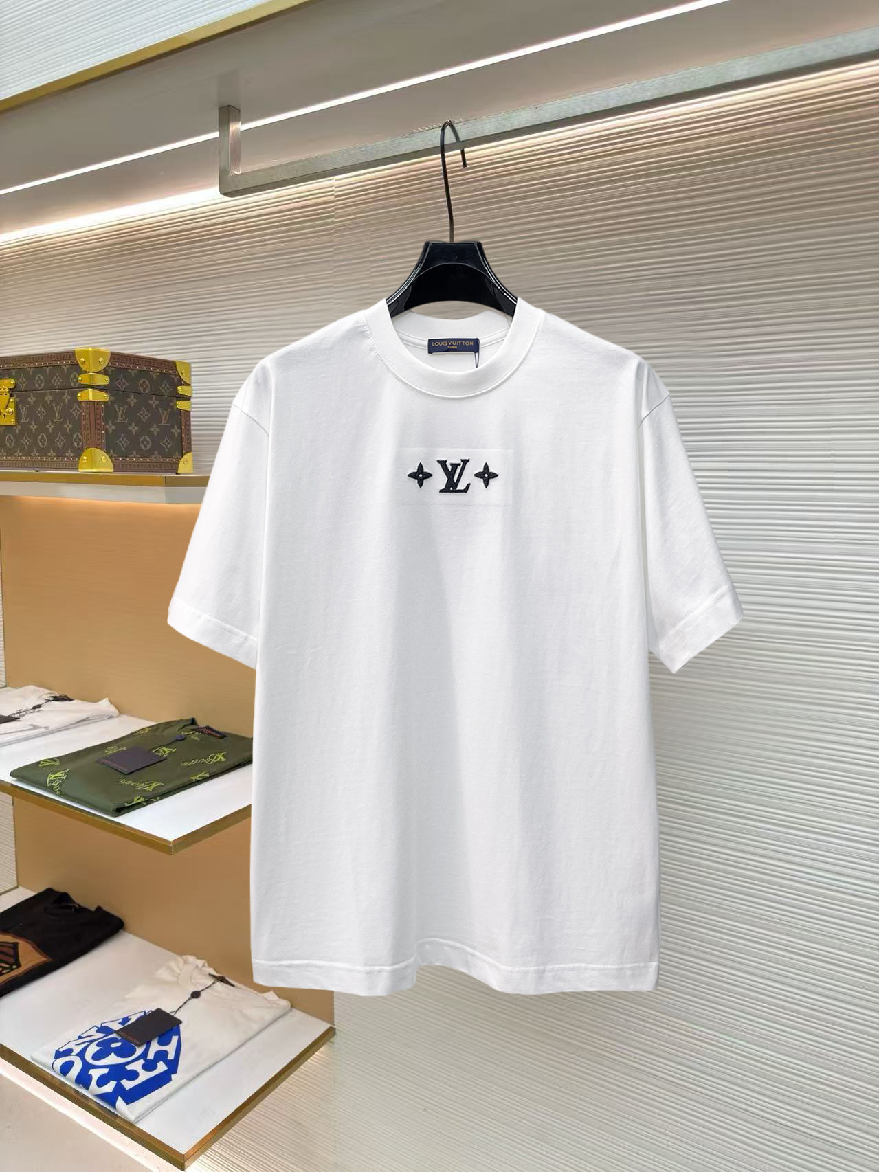 NO:859670,LV's high-end version of the top product 2026 spring and summer new debut counter latest short-sleeved round neck T-shirt, high-end customization, avant-garde and fashionable design!  The brand logo is designed with heavy craftsmanship. High-end customized 260g fabric. Soft to the touch. Comfortable to wear. Exquisite stitching at the counter level. Fine workmanship. The upper body effect is incomparably handsome!  A must-have item for men and women alike!  Size S～XXL Please state your height and weight when placing an order. The maximum wearing capacity is 210 pounds (one size larger), Louis Vuitton, T-shirt, tees, t-shirt,19860909LV 高版本顶级货品2026春夏新款首发专柜最新款短袖圆领T恤 高端订制 设计前卫时尚！品牌logo重工艺设计 高端定制260克面料.手感柔软.穿着舒适.专柜级别精致车线.做工精细.上身效果无敌帅气！男女同款情侣必备单品！码数S～XXL下单报身高体重 最大穿210斤(偏大一码),,louis vuitton,T-shirt,tees，t-shirt,,Men's clothing