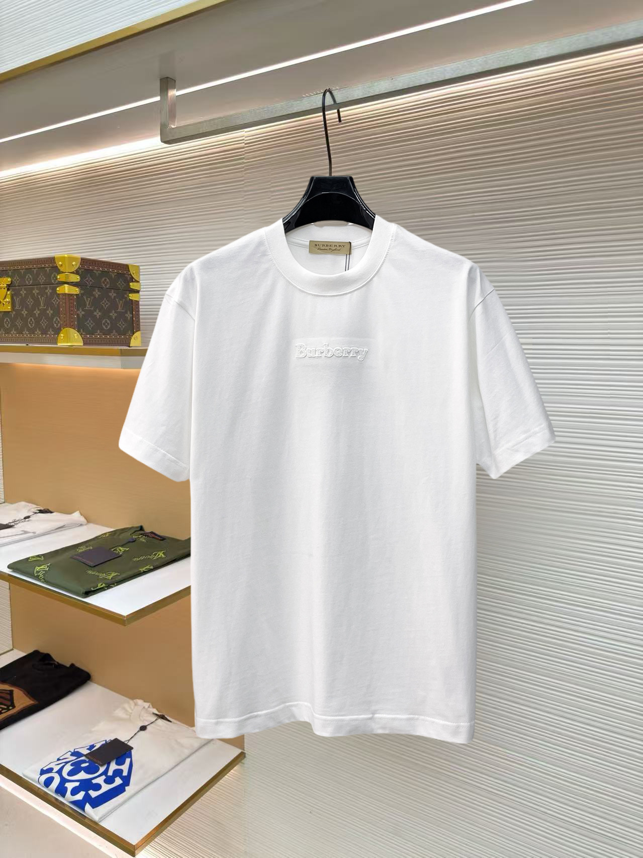 NO:859679,Burberry's high-end top-quality goods 2026 spring and summer new debut counter latest short-sleeved round-neck T-shirt high-end custom design avant-garde fashion!  The brand logo is designed with heavy craftsmanship. High-end customized 260g fabric. Soft to the touch. Comfortable to wear. Exquisite stitching at the counter level. Fine workmanship. The upper body effect is incomparably handsome!  A must-have item for men and women alike!  Please state your height and weight when placing an order in size S～XXL. Maximum wearing capacity is 210 catties (one size larger), burberry, T-shirt, tees, t-shirt,19860909巴宝莉 高版本顶级货品2026春夏新款首发专柜最新款短袖圆领T恤 高端订制 设计前卫时尚！品牌logo重工艺设计 高端定制260克面料.手感柔软.穿着舒适.专柜级别精致车线.做工精细.上身效果无敌帅气！男女同款情侣必备单品！码数S～XXL下单报身高体重 最大穿210斤(偏大一码),,burberry,T-shirt,tees，t-shirt,,Men's clothing