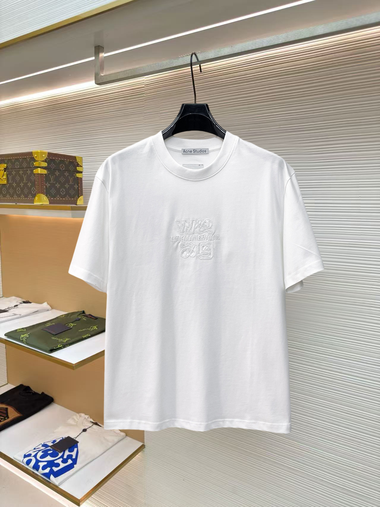 NO:859700,Balenciaga's high-end version of top-notch products 2026 spring and summer new debut counter, the latest short-sleeved round-neck T-shirt, high-end custom design, avant-garde and fashionable!  The brand logo is designed with heavy craftsmanship. High-end customized 260g fabric. Soft to the touch. Comfortable to wear. Exquisite stitching at the counter level. Fine workmanship. The upper body effect is incomparably handsome!  A must-have item for men and women alike!  Please state your height and weight when placing an order in sizes S～XXL. The maximum wearing capacity is 210 pounds (one size larger), balenciaga, T-shirt, tees, t-shirt,19860909巴黎世家 高版本顶级货品2026春夏新款首发专柜最新款短袖圆领T恤 高端订制 设计前卫时尚！品牌logo重工艺设计 高端定制260克面料.手感柔软.穿着舒适.专柜级别精致车线.做工精细.上身效果无敌帅气！男女同款情侣必备单品！码数S～XXL下单报身高体重 最大穿210斤(偏大一码),,balenciaga,T-shirt,tees，t-shirt,,Men's clothing