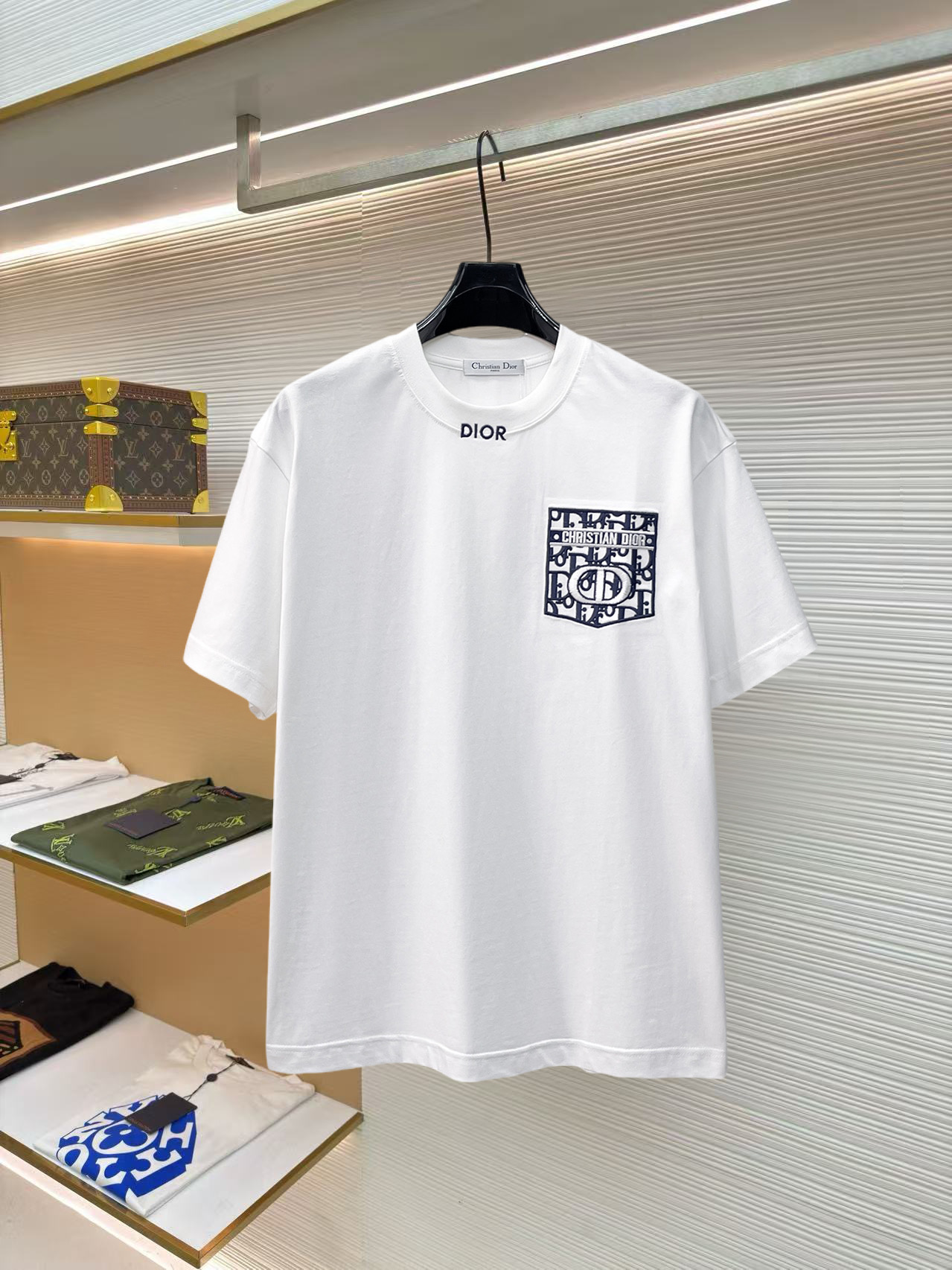 NO:859690,Dior's high-end version of top-quality goods 2026 spring and summer new debut counter latest short-sleeved round-neck T-shirt, high-end custom design, avant-garde and fashionable!  The brand logo is designed with heavy craftsmanship. High-end customized 260g fabric. Soft to the touch. Comfortable to wear. Exquisite stitching at the counter level. Fine workmanship. The upper body effect is incomparably handsome!  A must-have item for men and women alike!  Please state your height and weight when placing an order in sizes S to XXL. The maximum wearing capacity is 210 pounds (one size larger), dior, T-shirt, tees, t-shirt,19860909迪奥 高版本顶级货品2026春夏新款首发专柜最新款短袖圆领T恤 高端订制 设计前卫时尚！品牌logo重工艺设计 高端定制260克面料.手感柔软.穿着舒适.专柜级别精致车线.做工精细.上身效果无敌帅气！男女同款情侣必备单品！码数S～XXL下单报身高体重 最大穿210斤(偏大一码),,dior,T-shirt,tees，t-shirt,,Men's clothing