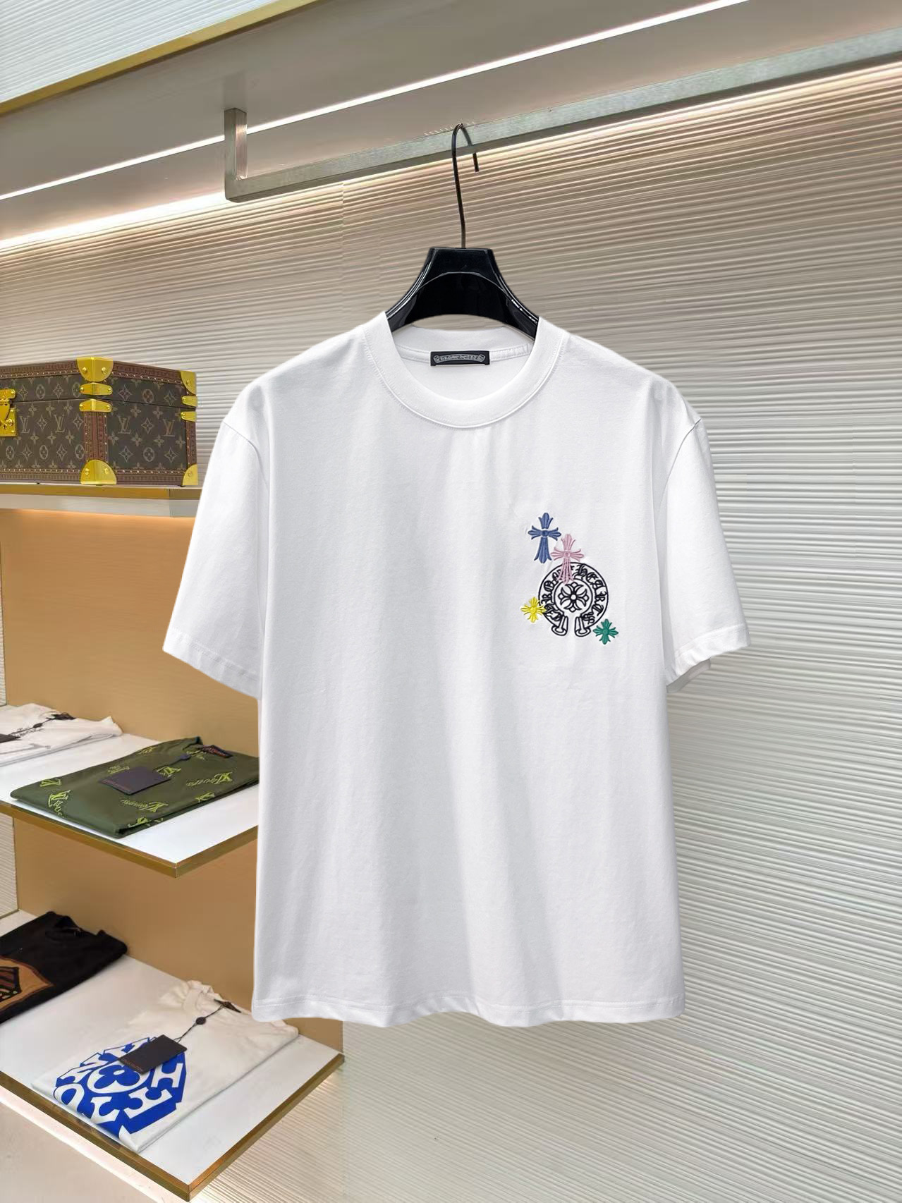 NO:859711,Crow Heart's high-end top-quality goods 2026 spring and summer new debut counter latest short-sleeved round-neck T-shirt, high-end custom design, avant-garde and fashionable!  The brand logo is designed with heavy craftsmanship. High-end customized 260g fabric. Soft to the touch. Comfortable to wear. Exquisite stitching at the counter level. Fine workmanship. The upper body effect is incomparably handsome!  A must-have item for men and women alike!  Size S～XXL When placing an order, please state your height and weight. Maximum wearing capacity is 210 pounds (one size larger), chrome hearts, T-shirt, tees, t-shirt,19860909克罗心 高版本顶级货品2026春夏新款首发专柜最新款短袖圆领T恤 高端订制 设计前卫时尚！品牌logo重工艺设计 高端定制260克面料.手感柔软.穿着舒适.专柜级别精致车线.做工精细.上身效果无敌帅气！男女同款情侣必备单品！码数S～XXL下单报身高体重 最大穿210斤(偏大一码),,chrome hearts,T-shirt,tees，t-shirt,,Men's clothing