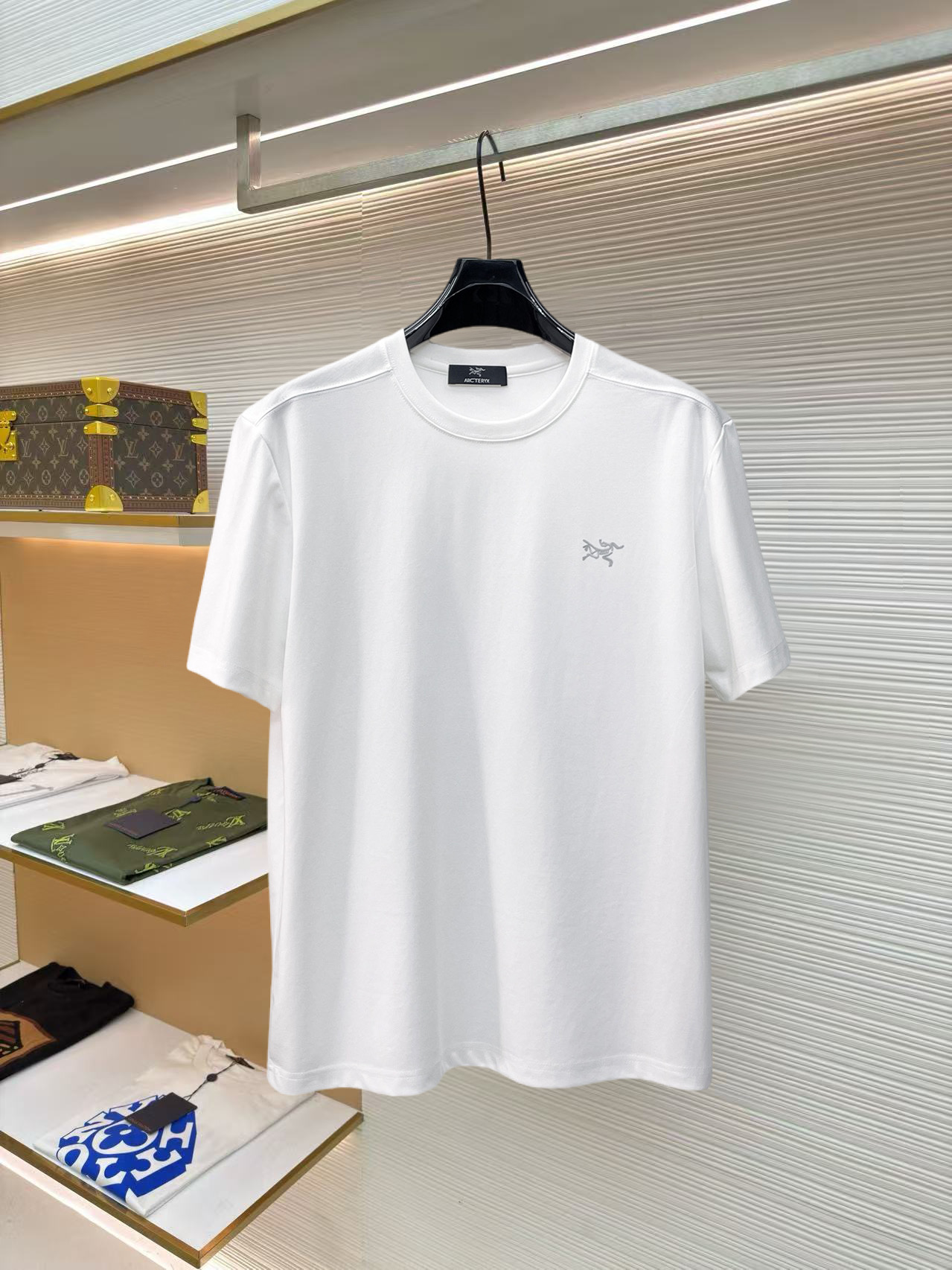 NO:859719,Arc'teryx high version of top products 2026 spring and summer new debut counter latest short-sleeved round neck T-shirt high-end custom design avant-garde fashion!  The brand logo is designed with heavy craftsmanship. High-end customized 260g fabric. Soft to the touch. Comfortable to wear. Exquisite stitching at the counter level. Fine workmanship. The upper body effect is incomparably handsome!  A must-have item for men and women alike!  Size S～XXL When placing an order, please state your height and weight. The maximum wearing capacity is 210 pounds (one size larger), arc'teryx, T-shirt, tees, t-shirt,19860909始祖鸟 高版本顶级货品2026春夏新款首发专柜最新款短袖圆领T恤 高端订制 设计前卫时尚！品牌logo重工艺设计 高端定制260克面料.手感柔软.穿着舒适.专柜级别精致车线.做工精细.上身效果无敌帅气！男女同款情侣必备单品！码数S～XXL下单报身高体重 最大穿210斤(偏大一码),arc'teryx,T-shirt,tees，t-shirt,,Men's clothing