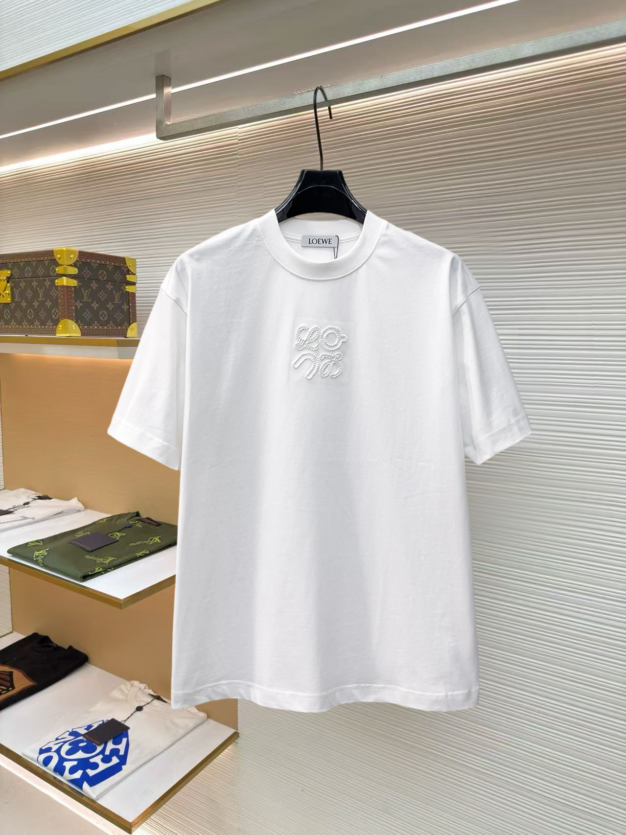 NO:859731,Luo Yiwei's high-end top product 2026 spring and summer new debut counter latest short-sleeved round neck T-shirt high-end custom design avant-garde fashion!  The brand logo is designed with heavy craftsmanship. High-end customized 260g fabric. Soft to the touch. Comfortable to wear. Exquisite stitching at the counter level. Fine workmanship. The upper body effect is incomparably handsome!  A must-have item for men and women alike!  Size S～XXL When placing an order, please state your height and weight. The maximum wearing capacity is 210 pounds (one size larger), loewe, T-shirt, tees, t-shirt,19860909罗意威 高版本顶级货品2026春夏新款首发专柜最新款短袖圆领T恤 高端订制 设计前卫时尚！品牌logo重工艺设计 高端定制260克面料.手感柔软.穿着舒适.专柜级别精致车线.做工精细.上身效果无敌帅气！男女同款情侣必备单品！码数S～XXL下单报身高体重 最大穿210斤(偏大一码),,loewe,T-shirt,tees，t-shirt,,Men's clothing