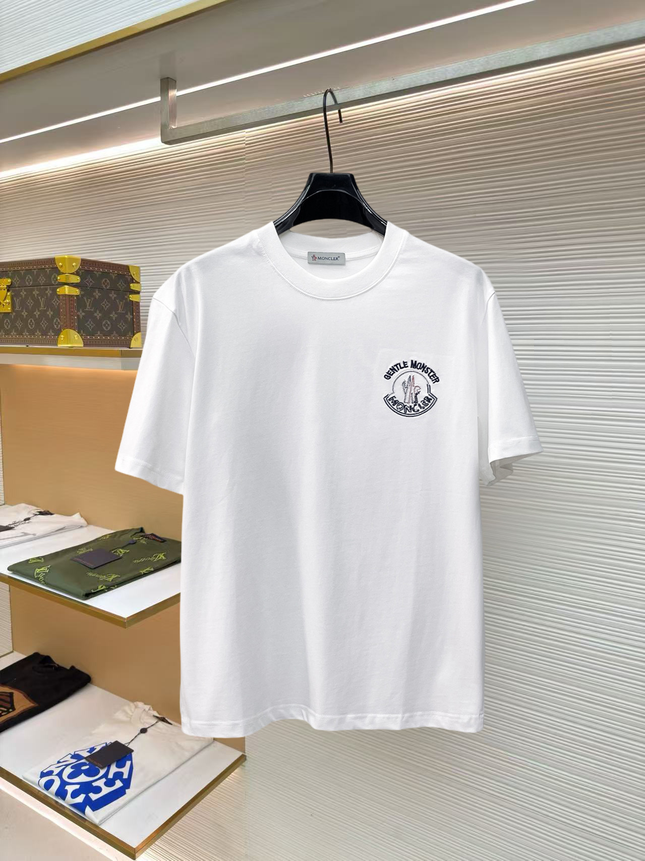 NO:859743,Meng Mouth High Version Top Products 2026 Spring and Summer New Release Counter Latest Short Sleeve Round Neck T-shirt High-end Customized Design Avant-garde Fashion!  The brand logo is designed with heavy craftsmanship. High-end customized 260g fabric. Soft to the touch. Comfortable to wear. Exquisite stitching at the counter level. Fine workmanship. The upper body effect is incomparably handsome!  A must-have item for men and women alike!  Please state your height and weight when placing an order in size S～XXL. Maximum wearing capacity is 210 catties (one size larger), Moncler, T-shirt, tees, t-shirt,19860909蒙口 高版本顶级货品2026春夏新款首发专柜最新款短袖圆领T恤 高端订制 设计前卫时尚！品牌logo重工艺设计 高端定制260克面料.手感柔软.穿着舒适.专柜级别精致车线.做工精细.上身效果无敌帅气！男女同款情侣必备单品！码数S～XXL下单报身高体重 最大穿210斤(偏大一码),,Moncler,T-shirt,tees，t-shirt,,Men's clothing
