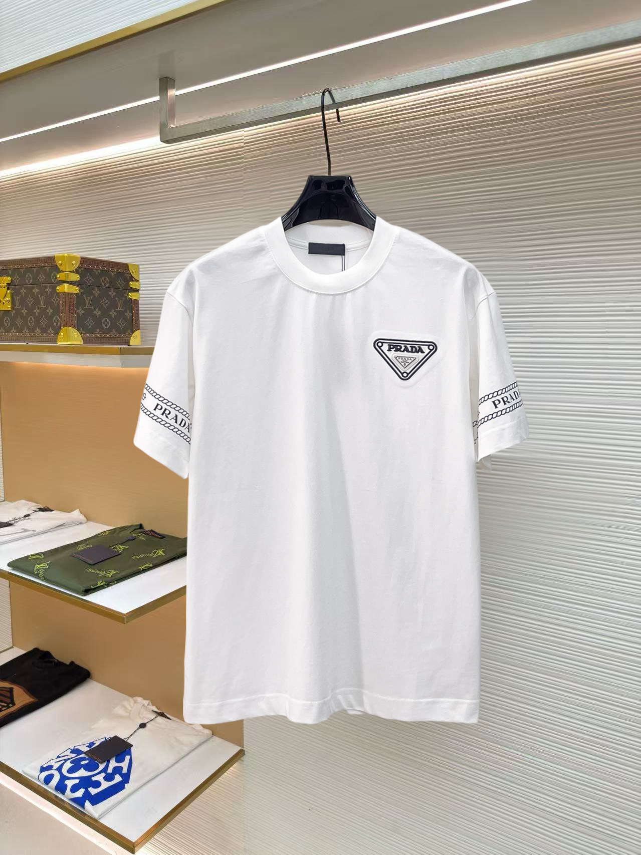 NO:859701,Prada's high-end version of top-quality goods 2026 spring and summer new debut counter latest short-sleeved round-neck T-shirt, high-end customization, avant-garde and fashionable design!  The brand logo is designed with heavy craftsmanship. High-end customized 260g fabric. Soft to the touch. Comfortable to wear. Exquisite stitching at the counter level. Fine workmanship. The upper body effect is incomparably handsome!  A must-have item for men and women alike!  Please state your height and weight when placing an order in sizes S～XXL. Maximum wearing capacity is 210 catties (one size larger), prada, T-shirt, tees, t-shirt,19860909普拉达 高版本顶级货品2026春夏新款首发专柜最新款短袖圆领T恤 高端订制 设计前卫时尚！品牌logo重工艺设计 高端定制260克面料.手感柔软.穿着舒适.专柜级别精致车线.做工精细.上身效果无敌帅气！男女同款情侣必备单品！码数S～XXL下单报身高体重 最大穿210斤(偏大一码),,prada,T-shirt,tees，t-shirt,,Men's clothing