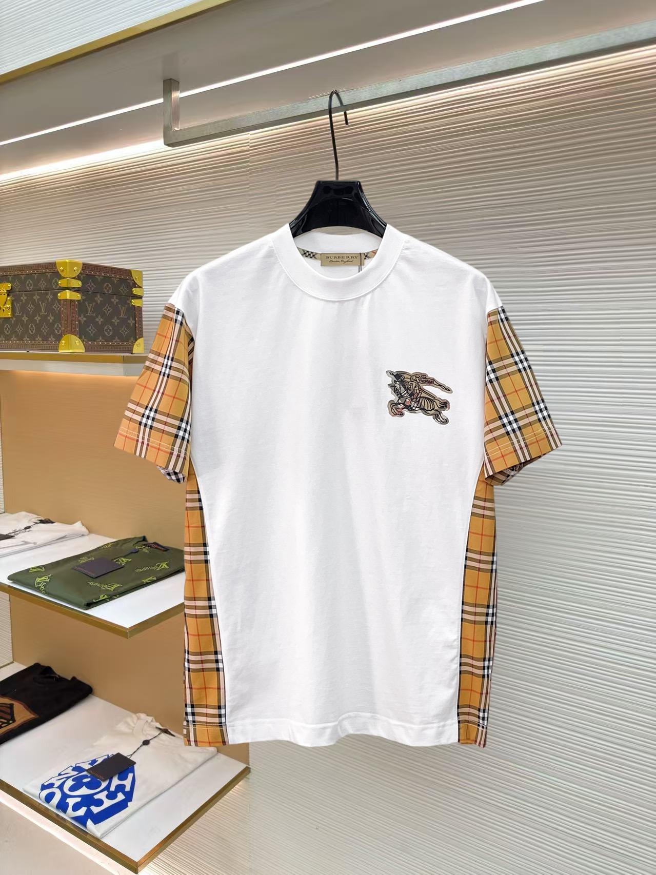 NO:859742,Burberry's high-end top-quality goods 2026 spring and summer new debut counter latest short-sleeved round-neck T-shirt high-end custom design avant-garde fashion!  The brand logo is designed with heavy craftsmanship. High-end customized 260g fabric. Soft to the touch. Comfortable to wear. Exquisite stitching at the counter level. Fine workmanship. The upper body effect is incomparably handsome!  A must-have item for men and women alike!  Please state your height and weight when placing an order in size S～XXL. Maximum wearing capacity is 210 catties (one size larger), burberry, T-shirt, tees, t-shirt,19860909巴宝莉 高版本顶级货品2026春夏新款首发专柜最新款短袖圆领T恤 高端订制 设计前卫时尚！品牌logo重工艺设计 高端定制260克面料.手感柔软.穿着舒适.专柜级别精致车线.做工精细.上身效果无敌帅气！男女同款情侣必备单品！码数S～XXL下单报身高体重 最大穿210斤(偏大一码),,burberry,T-shirt,tees，t-shirt,,Men's clothing