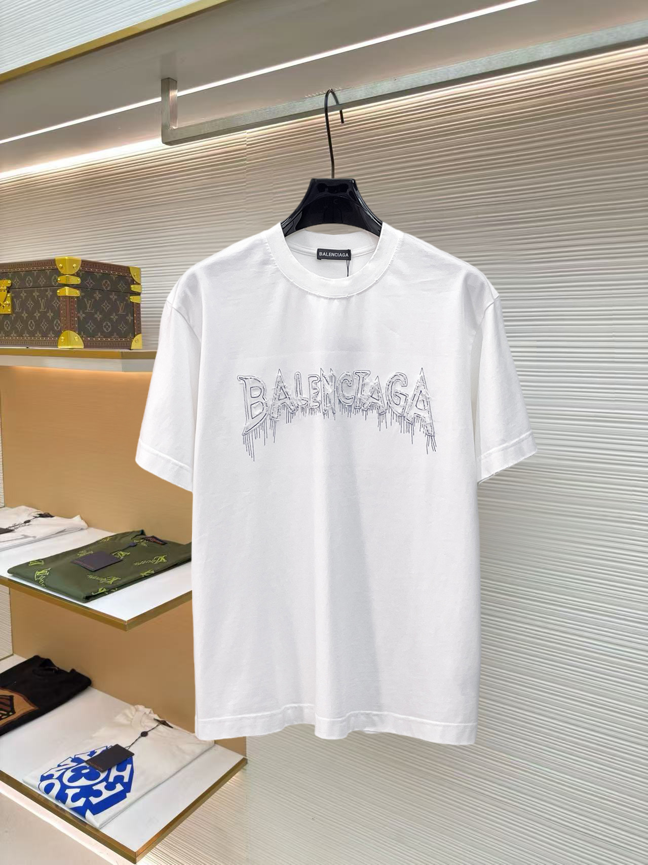 NO:859712,Balenciaga's high-end version of top-notch products 2026 spring and summer new debut counter, the latest short-sleeved round-neck T-shirt, high-end custom design, avant-garde and fashionable!  The brand logo is designed with heavy craftsmanship. High-end customized 260g fabric. Soft to the touch. Comfortable to wear. Exquisite stitching at the counter level. Fine workmanship. The upper body effect is incomparably handsome!  A must-have item for men and women alike!  Please state your height and weight when placing an order in sizes S～XXL. The maximum wearing capacity is 210 pounds (one size larger), balenciaga, T-shirt, tees, t-shirt,19860909巴黎世家 高版本顶级货品2026春夏新款首发专柜最新款短袖圆领T恤 高端订制 设计前卫时尚！品牌logo重工艺设计 高端定制260克面料.手感柔软.穿着舒适.专柜级别精致车线.做工精细.上身效果无敌帅气！男女同款情侣必备单品！码数S～XXL下单报身高体重 最大穿210斤(偏大一码),,balenciaga,T-shirt,tees，t-shirt,,Men's clothing