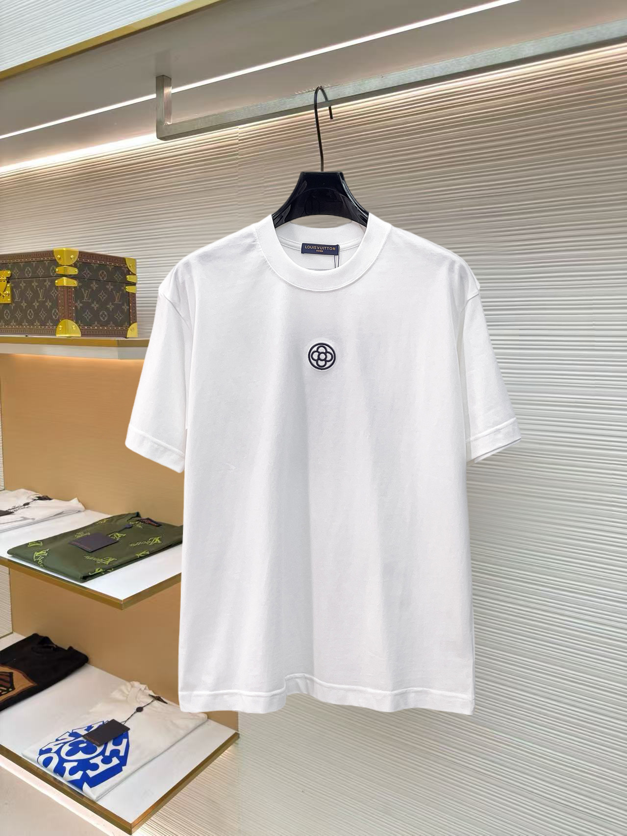 NO:859722,LV's high-end version of the top product 2026 spring and summer new debut counter latest short-sleeved round neck T-shirt, high-end customization, avant-garde and fashionable design!  The brand logo is designed with heavy craftsmanship. High-end customized 260g fabric. Soft to the touch. Comfortable to wear. Exquisite stitching at the counter level. Fine workmanship. The upper body effect is incomparably handsome!  A must-have item for men and women alike!  Size S～XXL Please state your height and weight when placing an order. The maximum wearing capacity is 210 pounds (one size larger), Louis Vuitton, T-shirt, tees, t-shirt,19860909LV 高版本顶级货品2026春夏新款首发专柜最新款短袖圆领T恤 高端订制 设计前卫时尚！品牌logo重工艺设计 高端定制260克面料.手感柔软.穿着舒适.专柜级别精致车线.做工精细.上身效果无敌帅气！男女同款情侣必备单品！码数S～XXL下单报身高体重 最大穿210斤(偏大一码),,louis vuitton,T-shirt,tees，t-shirt,,Men's clothing