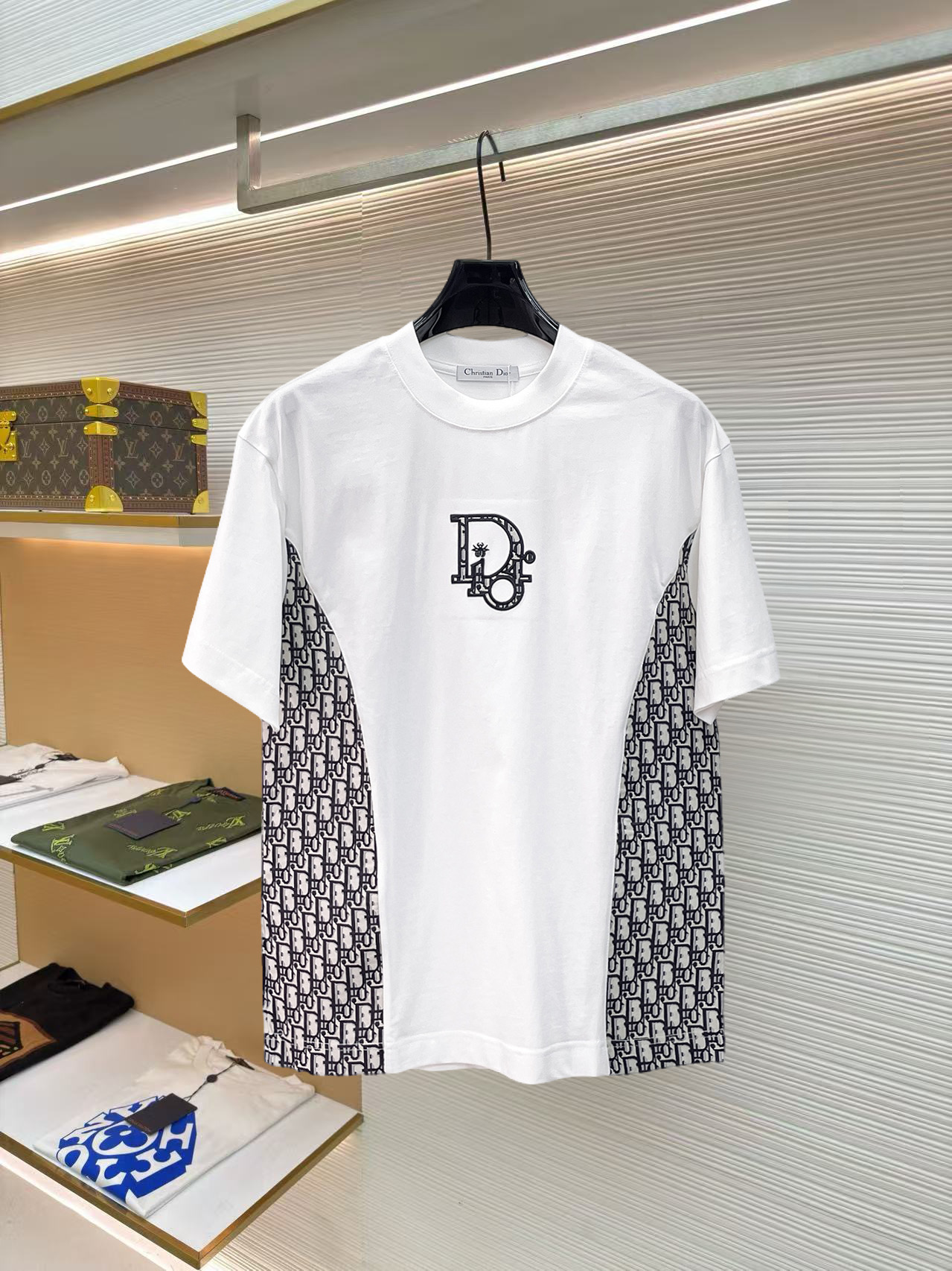 NO:859733,Dior's high-end version of top-quality goods 2026 spring and summer new debut counter latest short-sleeved round-neck T-shirt, high-end custom design, avant-garde and fashionable!  The brand logo is designed with heavy craftsmanship. High-end customized 260g fabric. Soft to the touch. Comfortable to wear. Exquisite stitching at the counter level. Fine workmanship. The upper body effect is incomparably handsome!  A must-have item for men and women alike!  Please state your height and weight when placing an order in sizes S to XXL. The maximum wearing capacity is 210 pounds (one size larger), dior, T-shirt, tees, t-shirt,19860909迪奥 高版本顶级货品2026春夏新款首发专柜最新款短袖圆领T恤 高端订制 设计前卫时尚！品牌logo重工艺设计 高端定制260克面料.手感柔软.穿着舒适.专柜级别精致车线.做工精细.上身效果无敌帅气！男女同款情侣必备单品！码数S～XXL下单报身高体重 最大穿210斤(偏大一码),,dior,T-shirt,tees，t-shirt,,Men's clothing