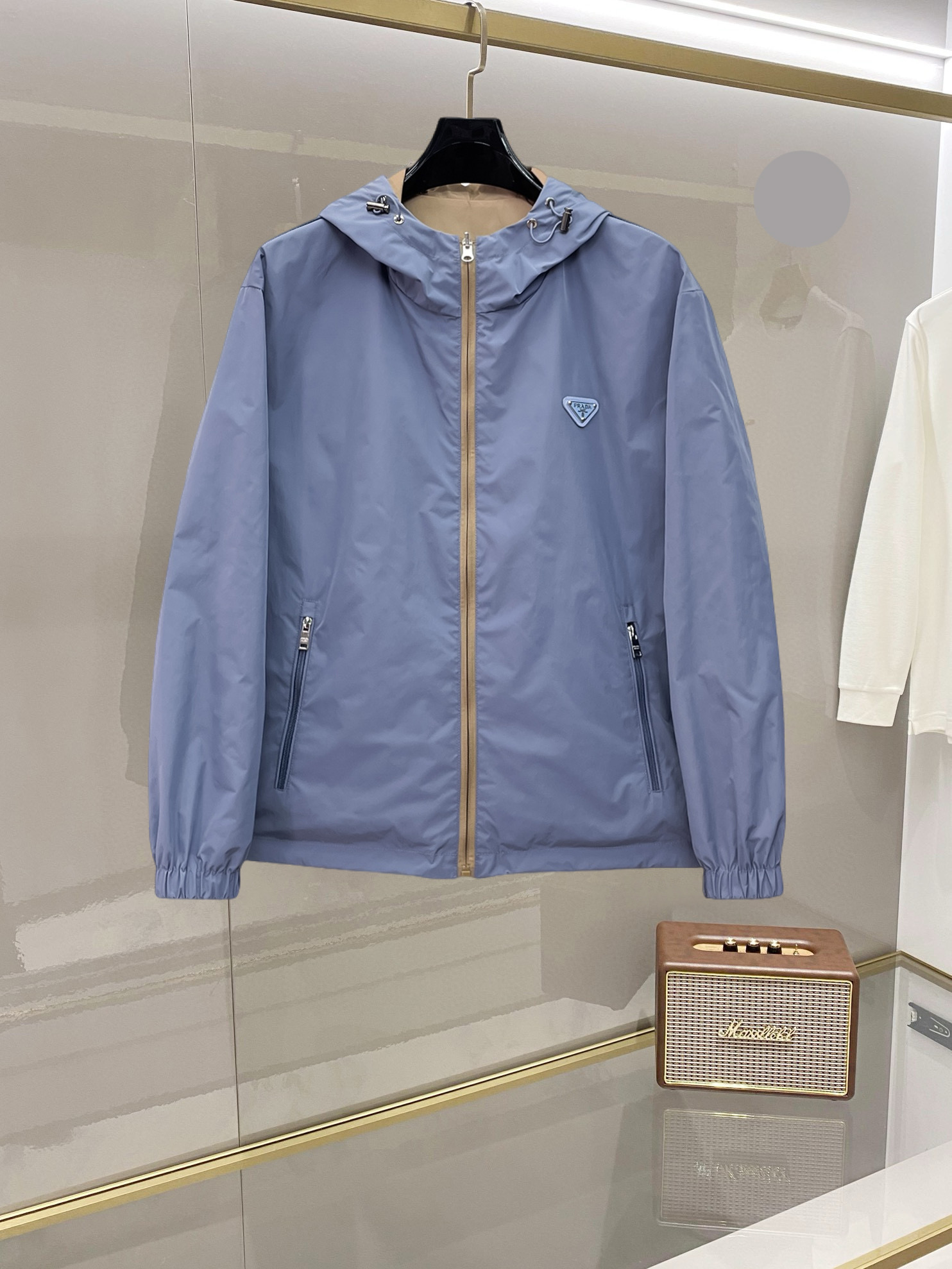 NO:955624,Prada reversible, same style as the official website, sold simultaneously!  2026 spring new men's leather jackets, high-end version with complete three-standard original order!  Custom-made fabrics at the counter are highly breathable and comfortable, with impeccable details and brand element design concepts, reflecting high quality. It feels delicate and soft!  It presents a casual cut and the upper body shape is awesome!  Sizes M～3XL can be worn up to 200 pounds. Please state your height and weight when placing an order.,,prada,jackets & coats,jackets & coats,leather jacket,19860909普拉达 双面穿,官网同款,同步发售！2026开春新款男士夹克皮衣外套,原单三标齐全高端版本！专柜定制面料 透气舒适度高,细节无可挑剔,品牌元素设计理念,体现高品质.手感细腻柔软！呈现休闲裁剪,上身版型超赞！码数M～3XL最大穿200斤,下单报身高体重.,,prada,jackets & coats,jackets & coats,leather jacket,,Men's clothing