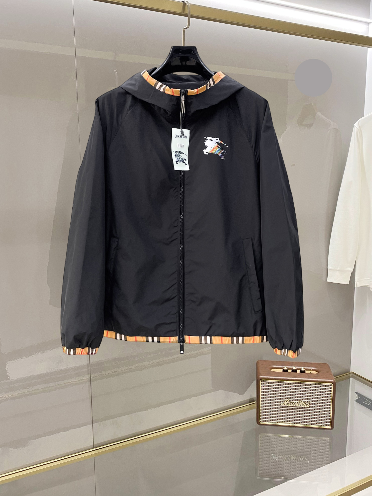 NO:955681,Burberry's 2026 spring new jacket, the new product on the show is in perfect condition, comfortable and warm, complete with three colors, full and attractive color, very outstanding design, easily upgrades the fashion sense, extremely elegant and rigorous workmanship, neat and meticulous wiring!  A masterpiece from a famous designer!  The upper body does not look bloated and is super handsome!  Available sizes M ~ XXXL,,burberry,jackets & coats,jackets & coats,19860909巴宝莉 2026开春新款夹克外套,秀场新品品相非常完美,舒适保暖,三标齐全色泽饱满诱人,非常出彩的设计,轻松将时髦感进阶,做工极为考究严谨,走线工整细致！大牌设计师巨作！上身不显臃肿、超级帅气！现货码数M ～ XXXL,,burberry,jackets & coats,jackets & coats,,Men's clothing