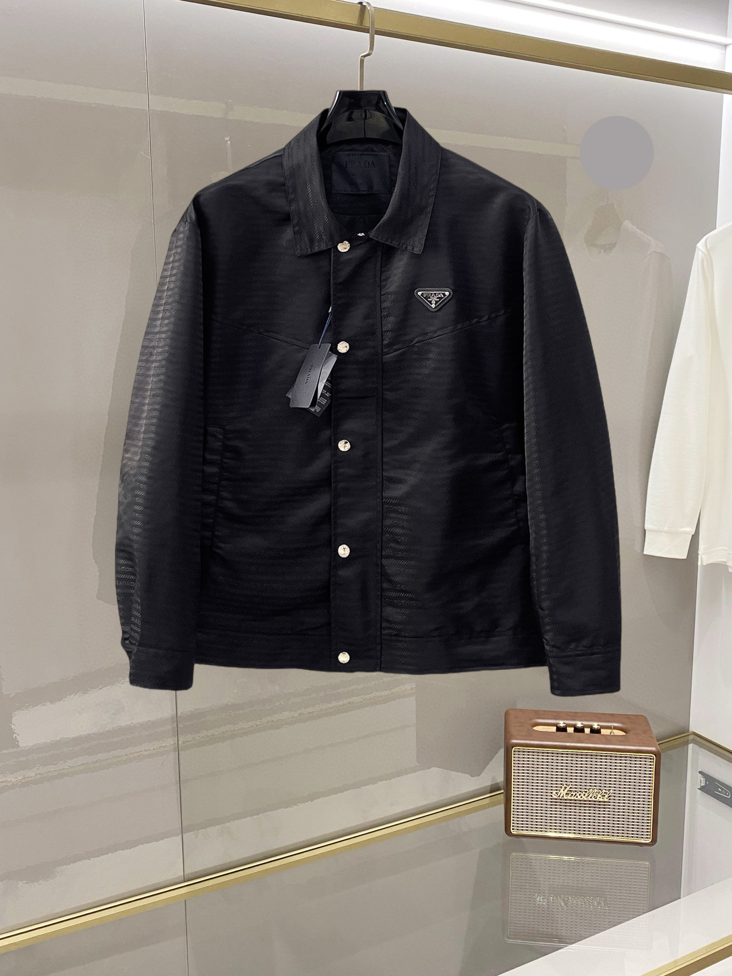 NO:955687,Prada's 2026 new spring jacket, the new product on the show is in perfect condition, comfortable and warm, complete with three colors, full and attractive color, very outstanding design, easily upgrades the sense of fashion, extremely elegant and rigorous workmanship, neat and meticulous wiring!  A masterpiece from a famous designer!  The upper body does not look bloated and is super handsome!  Available sizes M ~ XXXL,,prada,jackets & coats,jackets & coats,19860909普拉达 2026开春新款夹克外套,秀场新品品相非常完美,舒适保暖,三标齐全色泽饱满诱人,非常出彩的设计,轻松将时髦感进阶,做工极为考究严谨,走线工整细致！大牌设计师巨作！上身不显臃肿、超级帅气！现货码数M ～ XXXL,,prada,jackets & coats,jackets & coats,,Men's clothing