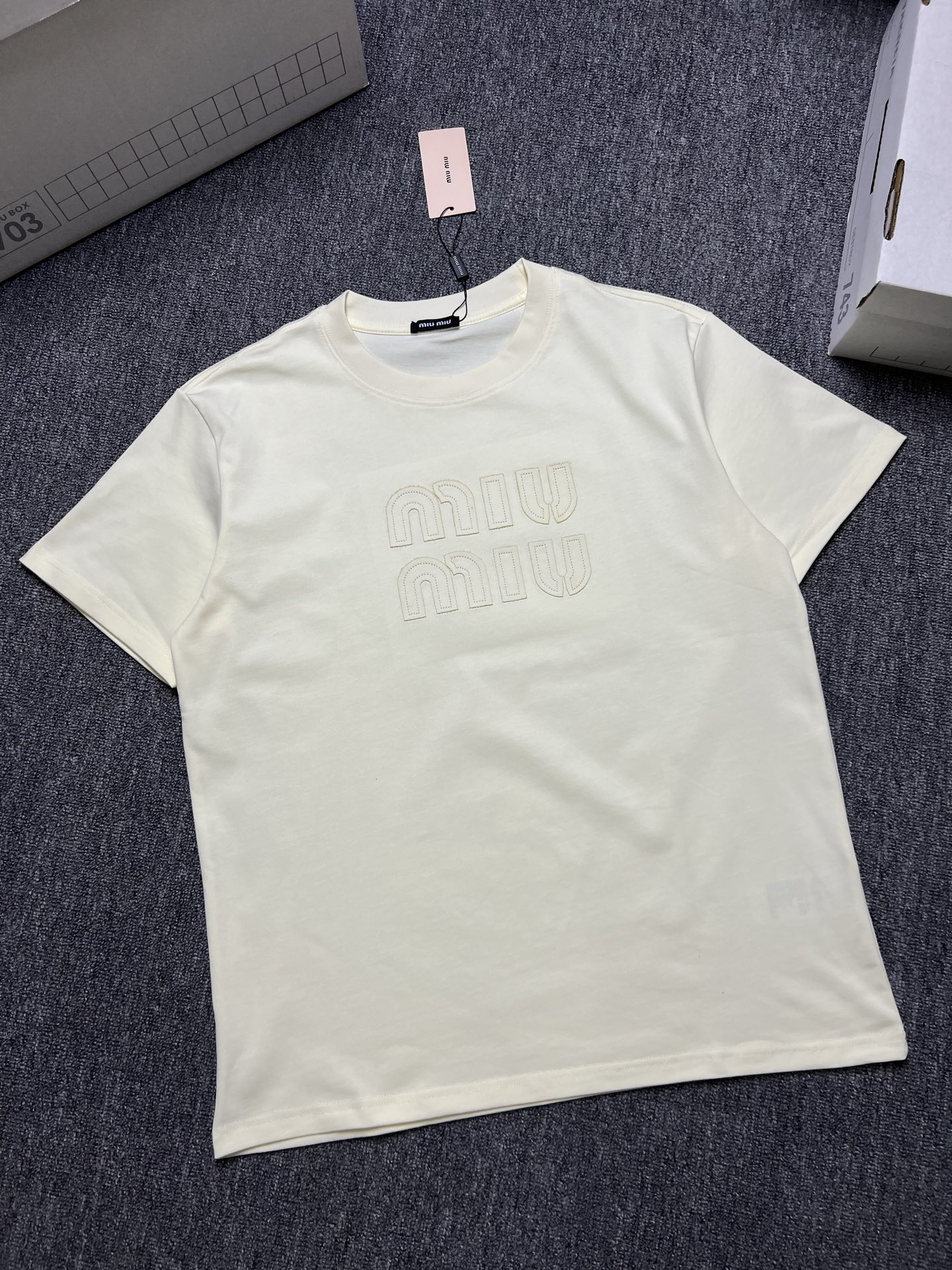 NO:746247,MIUMIU short-sleeved T-shirt color black white size: xs-L a fabric 280g, miumiu, T-shirt, tees, t-shirt,19860909年后 MIUMIU 短袖T恤 颜色黑色白色 尺码: xs-L a面料280g,,miumiu,T-shirt,tees，t-shirt,,Men's clothing