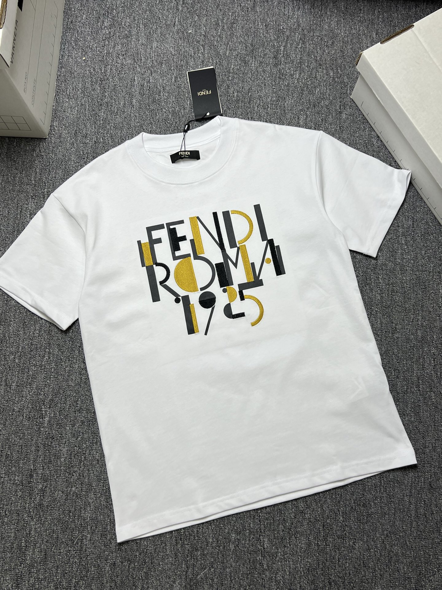 NO:731066,Years later FENDI short-sleeved T-shirt color black white size: xs-L b fabric 320g, fendi, T-shirt, tees, t-shirt,19860909年后 FENDI 短袖T恤 颜色黑色白色 尺码:xs-L b面料320g,,fendi,T-shirt,tees，t-shirt,,Men's clothing