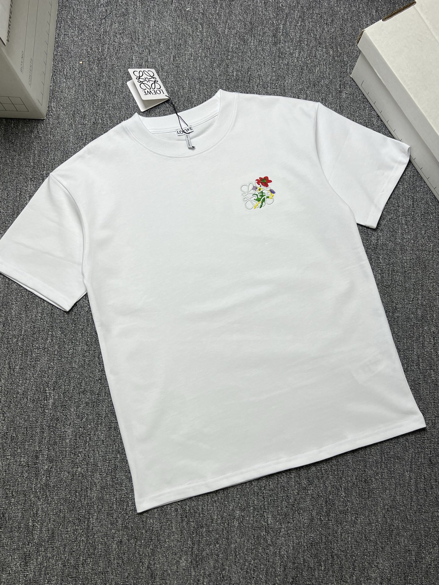 NO:731092,LOEWE short-sleeved T-shirt color black white size: xs-L b fabric 320g, loewe, T-shirt, tees, t-shirt,19860909年后 LOEWE 短袖T恤 颜色黑色白色 尺码: xs-L b面料320g,,loewe,T-shirt,tees，t-shirt,,Men's clothing