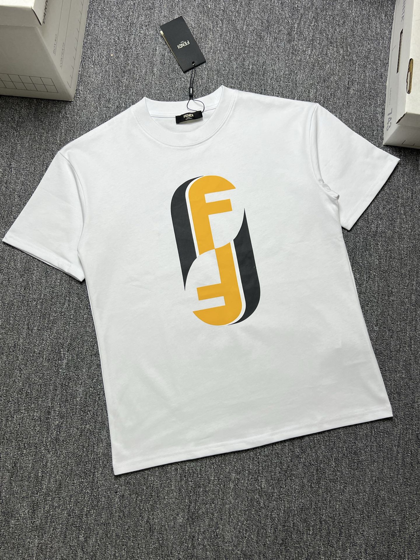 NO:731117,Years later FENDI short-sleeved T-shirt color black white size: xs-L b fabric 320g, fendi, T-shirt, tees, t-shirt,19860909年后 FENDI 短袖T恤 颜色黑色白色 尺码: xs-L b面料320g,,fendi,T-shirt,tees，t-shirt,,Men's clothing