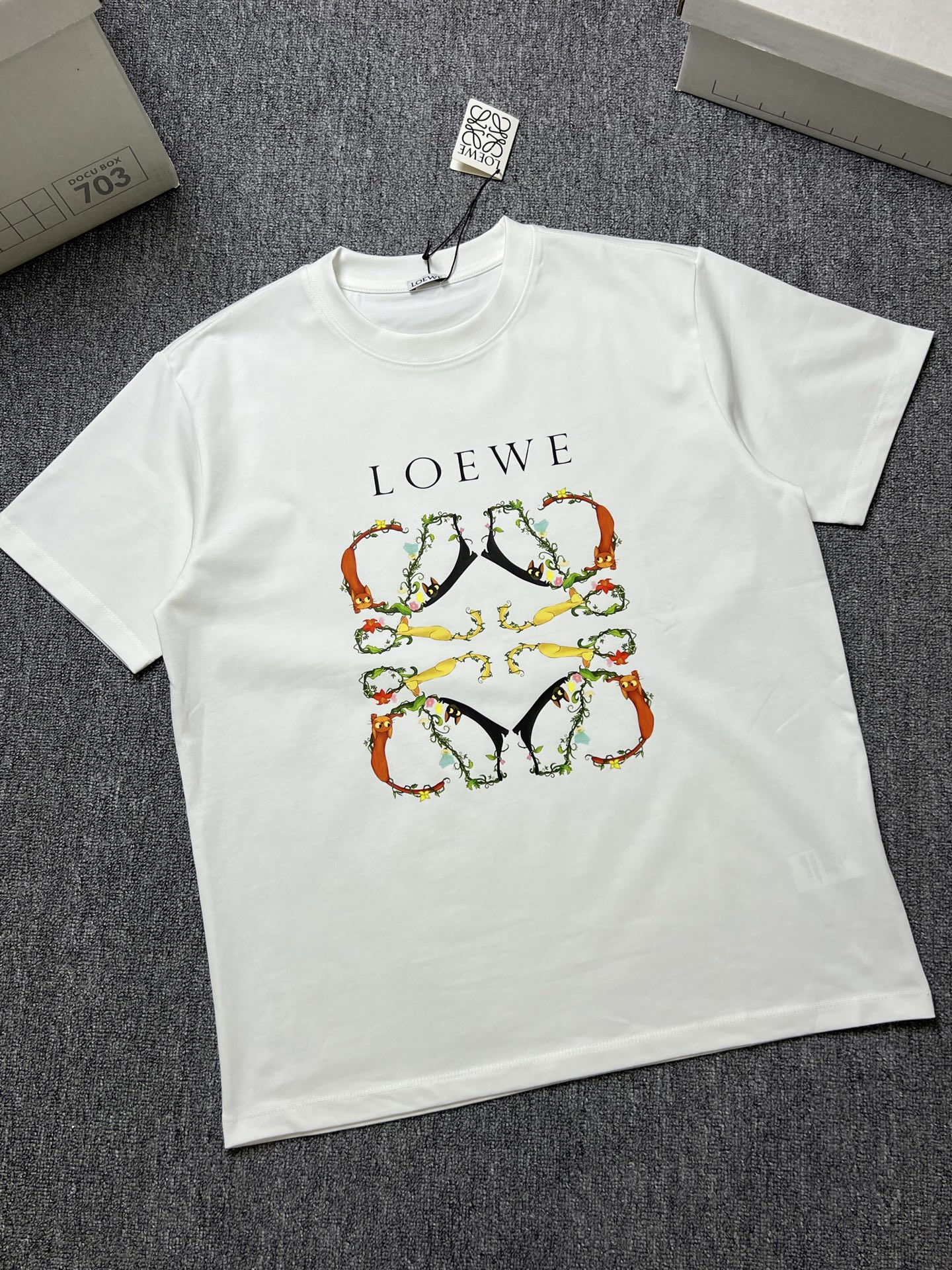 NO:731025,Years later LOEWE short-sleeved T-shirt color black white size xs-L a fabric 280g, loewe, T-shirt, tees, t-shirt,19860909年后 LOEWE 短袖T恤 颜色黑色白色 尺码xs-L a面料280g,,loewe,T-shirt,tees，t-shirt,,Men's clothing