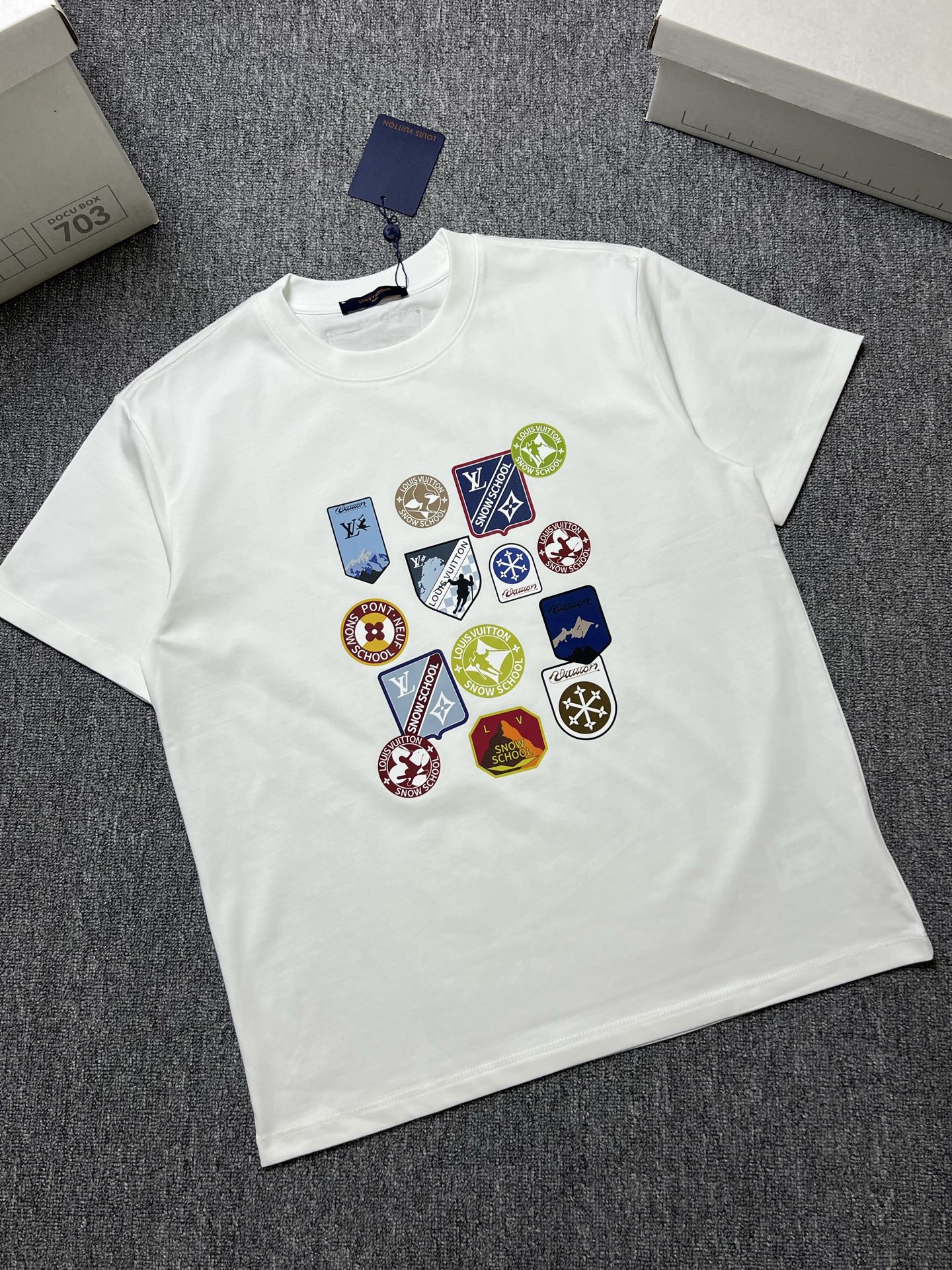 NO:731009,Years later LV short-sleeved T-shirt color black white size xs-L a fabric 280g, Louis Vuitton, T-shirt, tees, t-shirt,19860909年后 LV 短袖T恤 颜色黑色白色 尺码xs-L a面料280g,,louis vuitton,T-shirt,tees，t-shirt,,Men's clothing