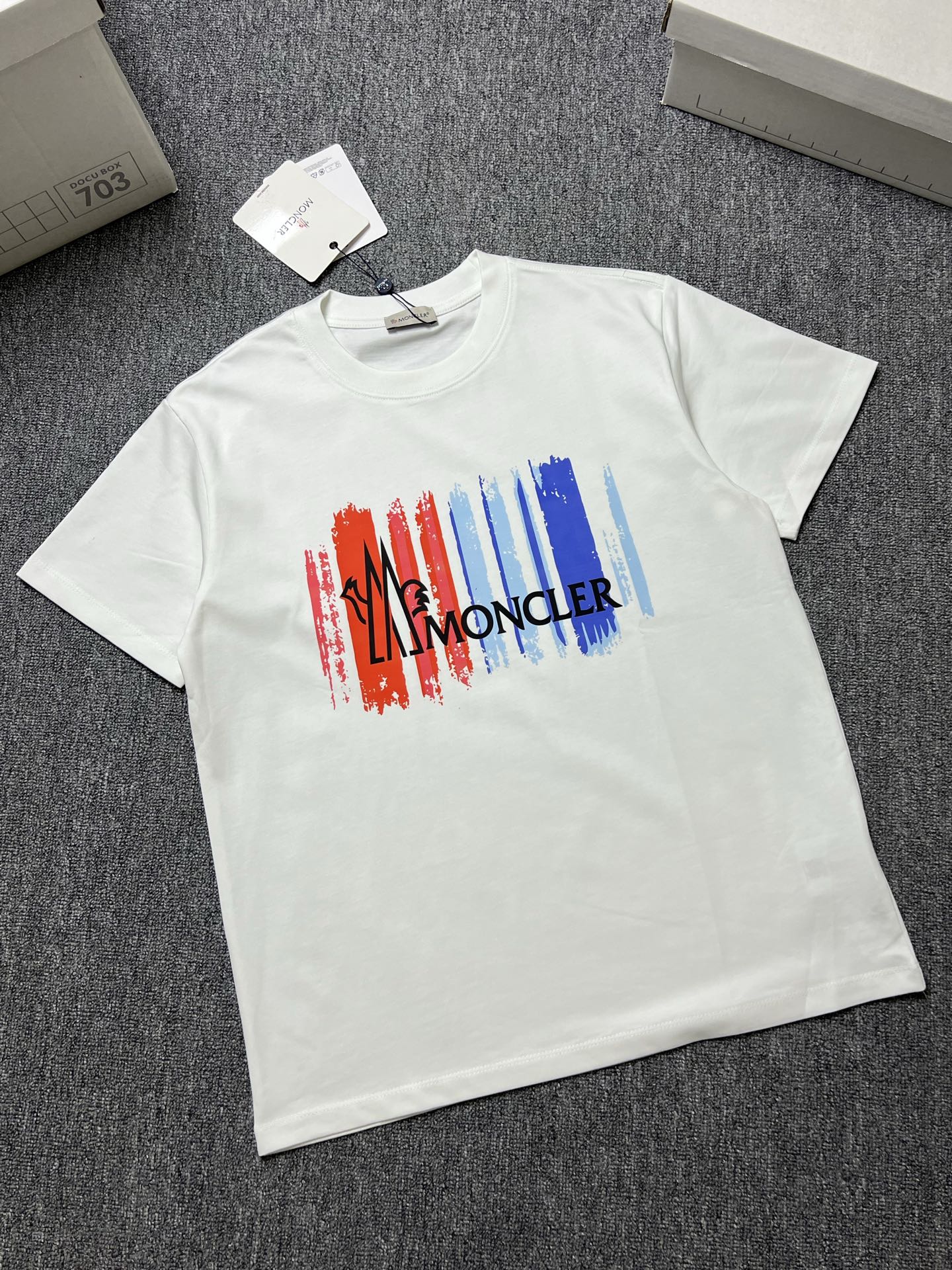 NO:731002,Year later MONCLER short-sleeved T-shirt color black white size xs-L a fabric 280g, T-shirt, tees, t-shirt,19860909年后 MONCLER 短袖T恤 颜色黑色白色 尺码xs-L a面料280g,,T-shirt,tees，t-shirt,,Men's clothing