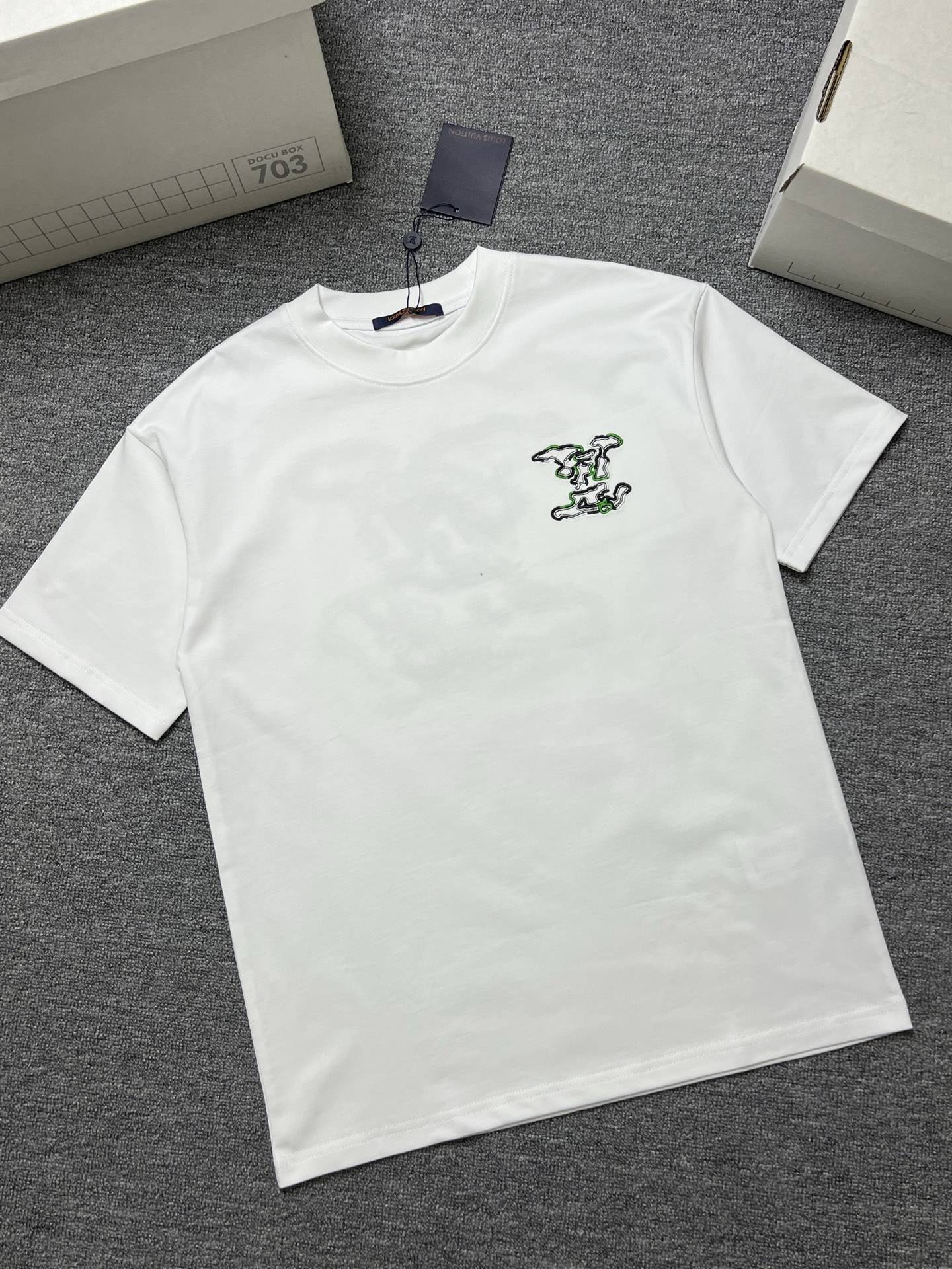 NO:746224,LV short-sleeved T-shirt color black white size: S-XL b fabric 300g, Louis Vuitton, T-shirt, tees, t-shirt,19860909年后 LV 短袖T恤 颜色黑色白色 尺码: S-XL b面料300g,,louis vuitton,T-shirt,tees，t-shirt,,Men's clothing