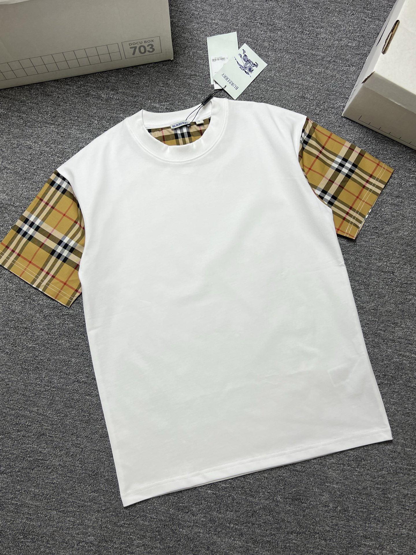 NO:746227,BERBERRY short-sleeved T-shirt color black white size: S-XL b fabric 300g, T-shirt, tees, t-shirt,19860909年后 BERBERRY 短袖T恤 颜色黑色白色 尺码:S-XL b面料300g,,T-shirt,tees，t-shirt,,Men's clothing