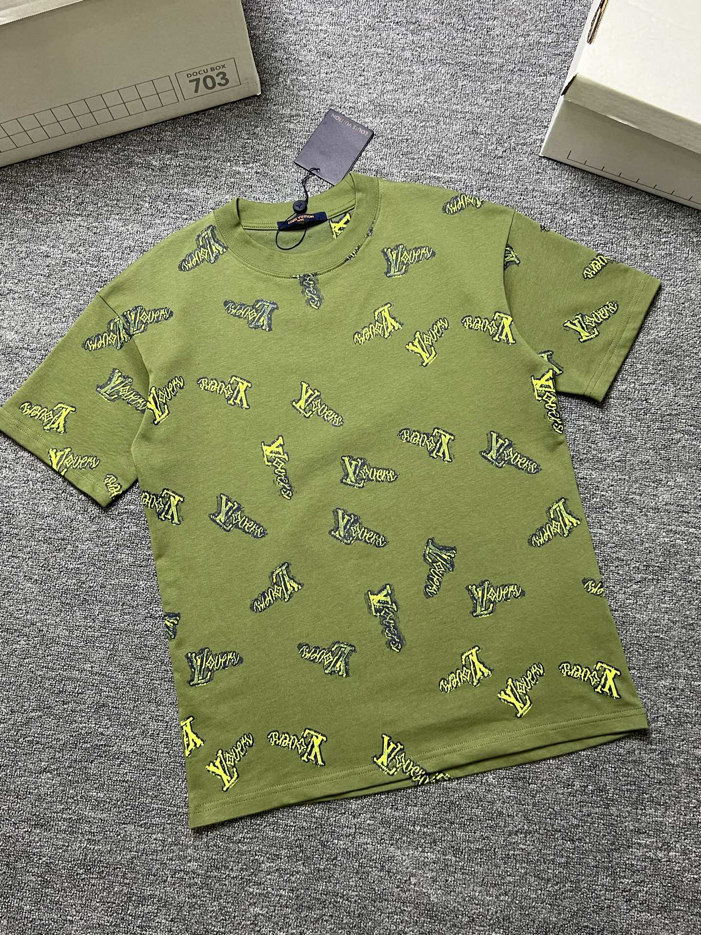 NO:746233,Years later LV short-sleeved T-shirt color black white green size: S-XL b fabric 300g, Louis Vuitton, T-shirt, tees, t-shirt,19860909年后 LV 短袖T恤 颜色黑色白色绿色 尺码:S-XL b面料300g,,louis vuitton,T-shirt,tees，t-shirt,,Men's clothing