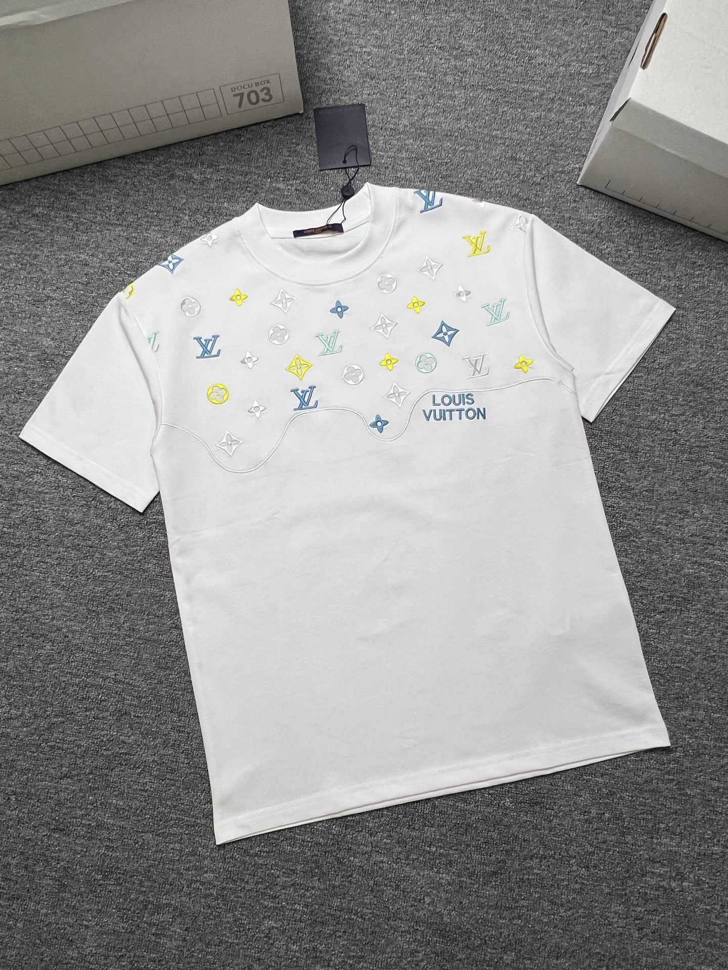 NO:746236,Years later LV short-sleeved T-shirt color black white pink size: S-XL b fabric 300g, Louis Vuitton, T-shirt, tees, t-shirt,19860909年后 LV 短袖T恤 颜色黑色 白色 粉红 尺码:S-XL b面料300g,,louis vuitton,T-shirt,tees，t-shirt,,Men's clothing